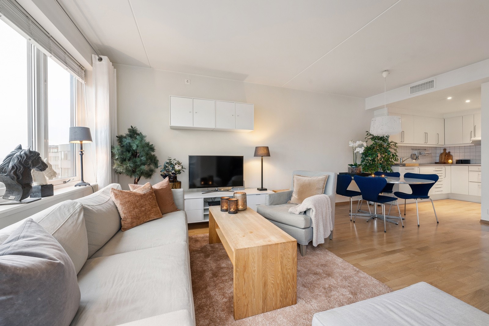 Stue og kjøkken sammen skaper et svært sosialt og innbydende allrom, og det er god plass til spisegruppe. Galleribilde