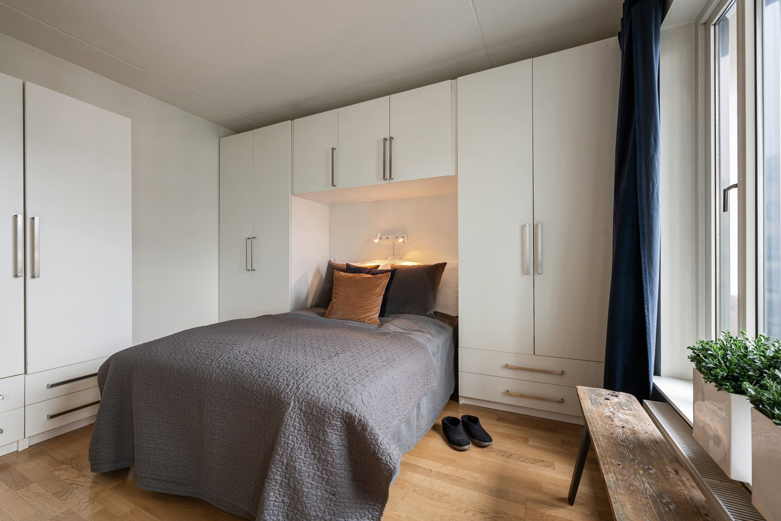 Soverom av svært god størrelse og gode oppbevaringsløsninger ved hjelp av flotte garderobeskap. Galleribilde