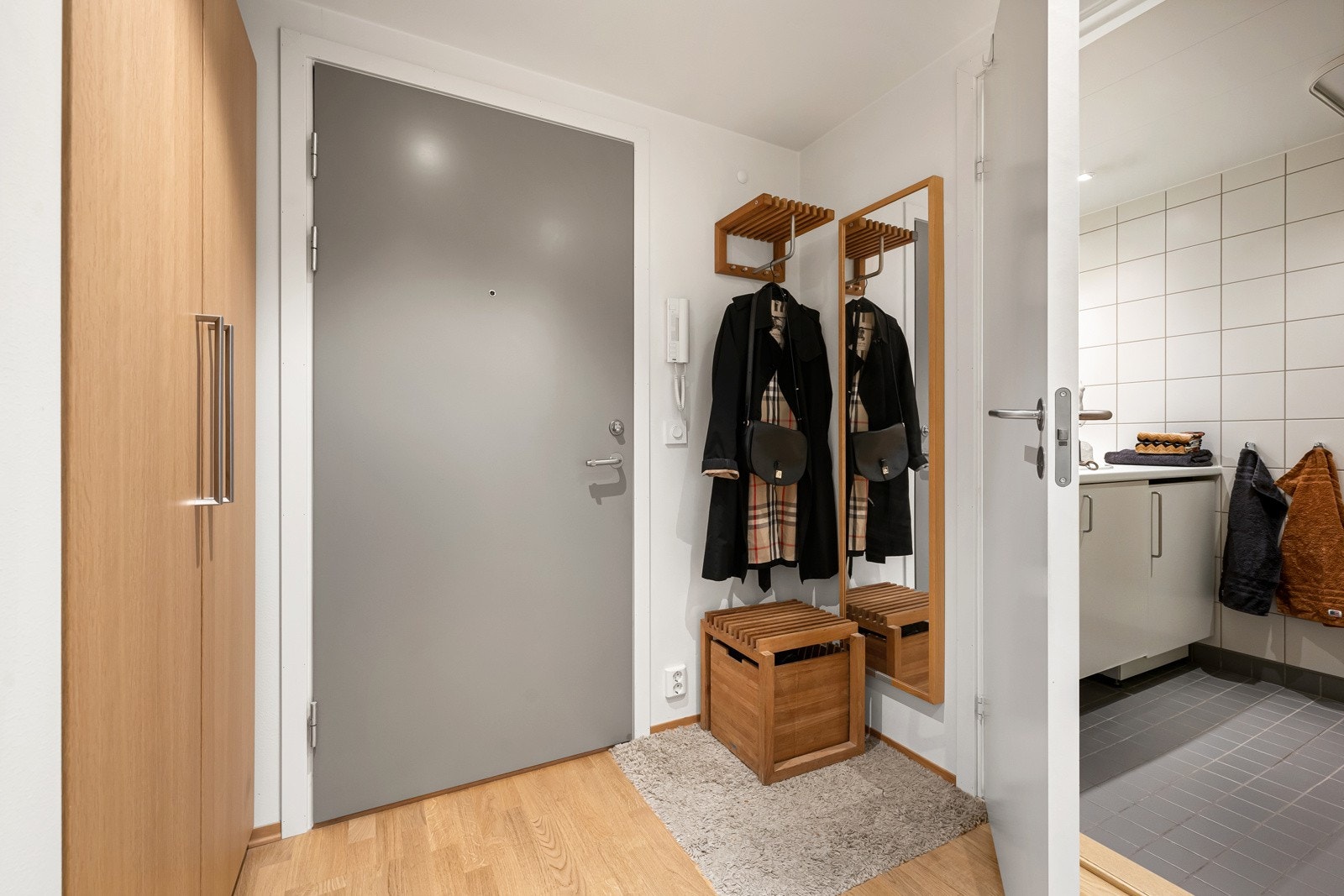 Det første du vil møte er en romslig og praktisk entré med gode oppbevaringsmuligheter. Videre adkomst til leilighetens bad. Galleribilde