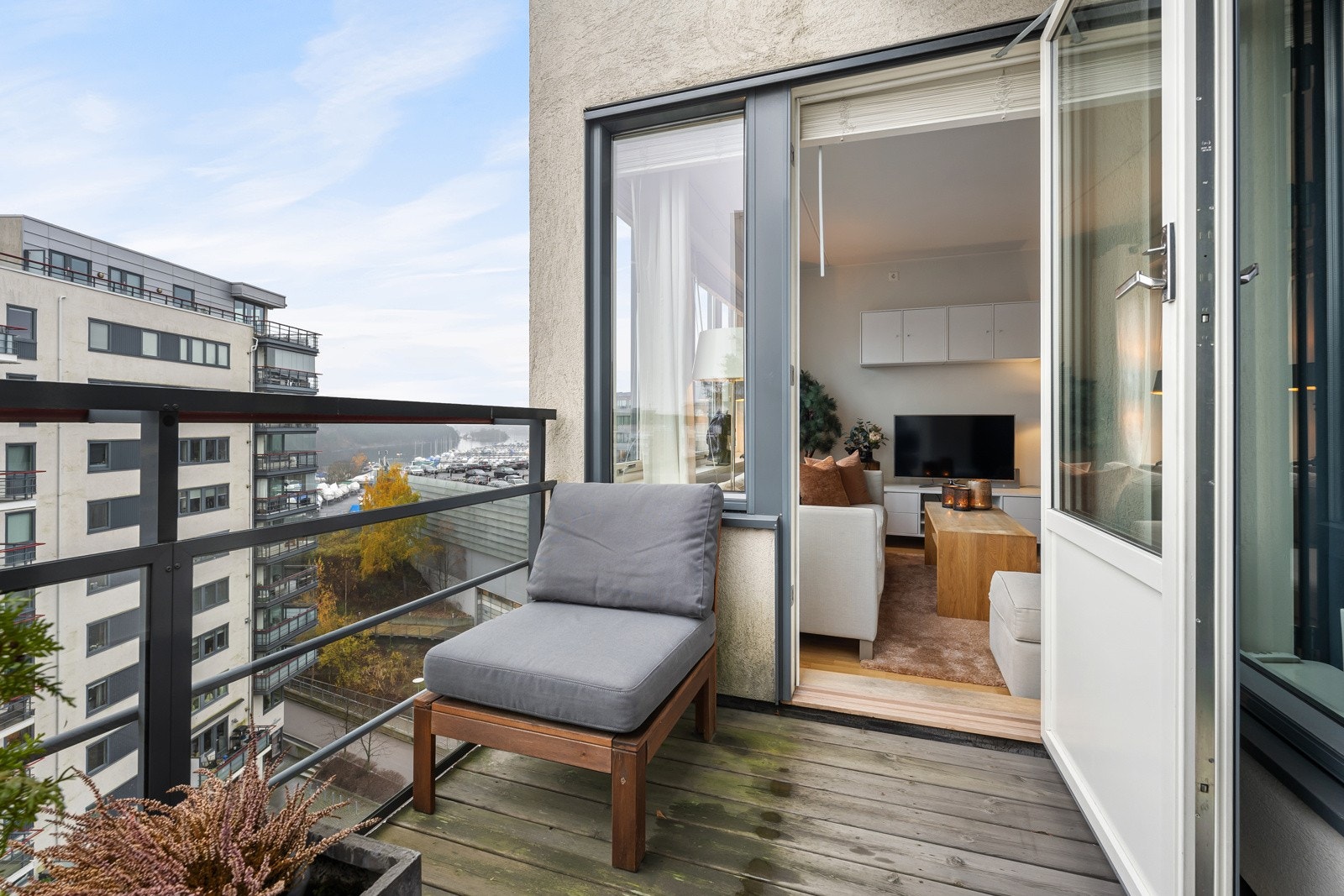 Her kan du enkelt nyte nærområdets rolige omgivelser, fantastisk utsikt og hyggelige stunder sammen med venner og familie. Det er god plass til utendørs møblement. Galleribilde