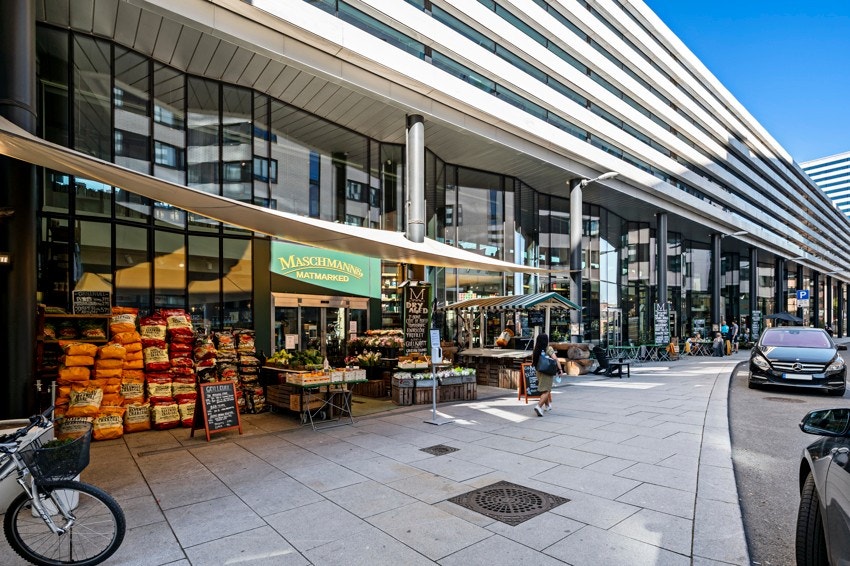 Umiddelbar nærhet til Karenslyst allé med et bredt utvalg av servicetilbud og serveringssteder, her Maschmanns matmarked. Galleribilde