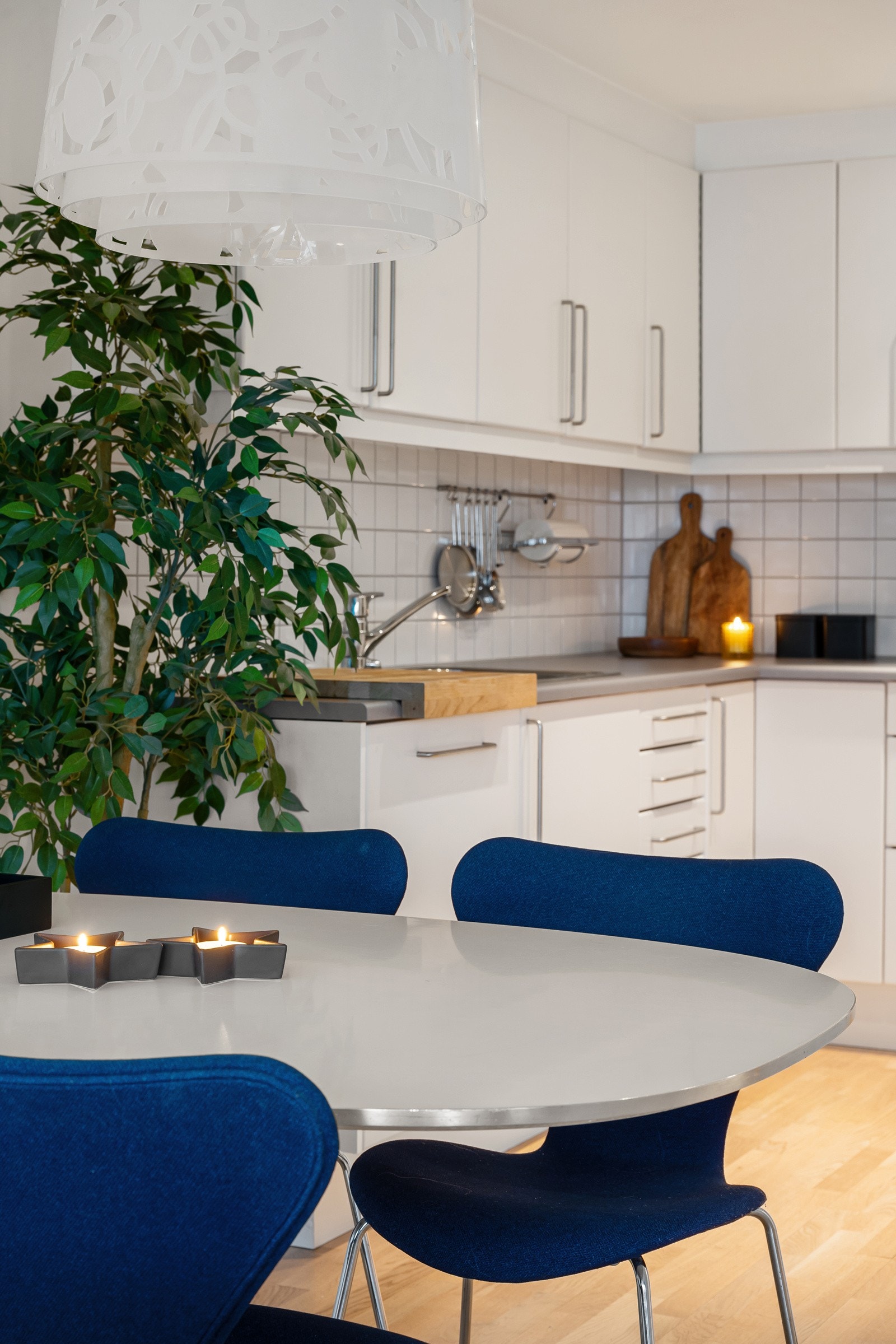 Meget sosialt kjøkken med åpen løsning mot stue, med tilhørende kjøkkeninnredning med glatte fronter og benkeplate av laminat. Galleribilde