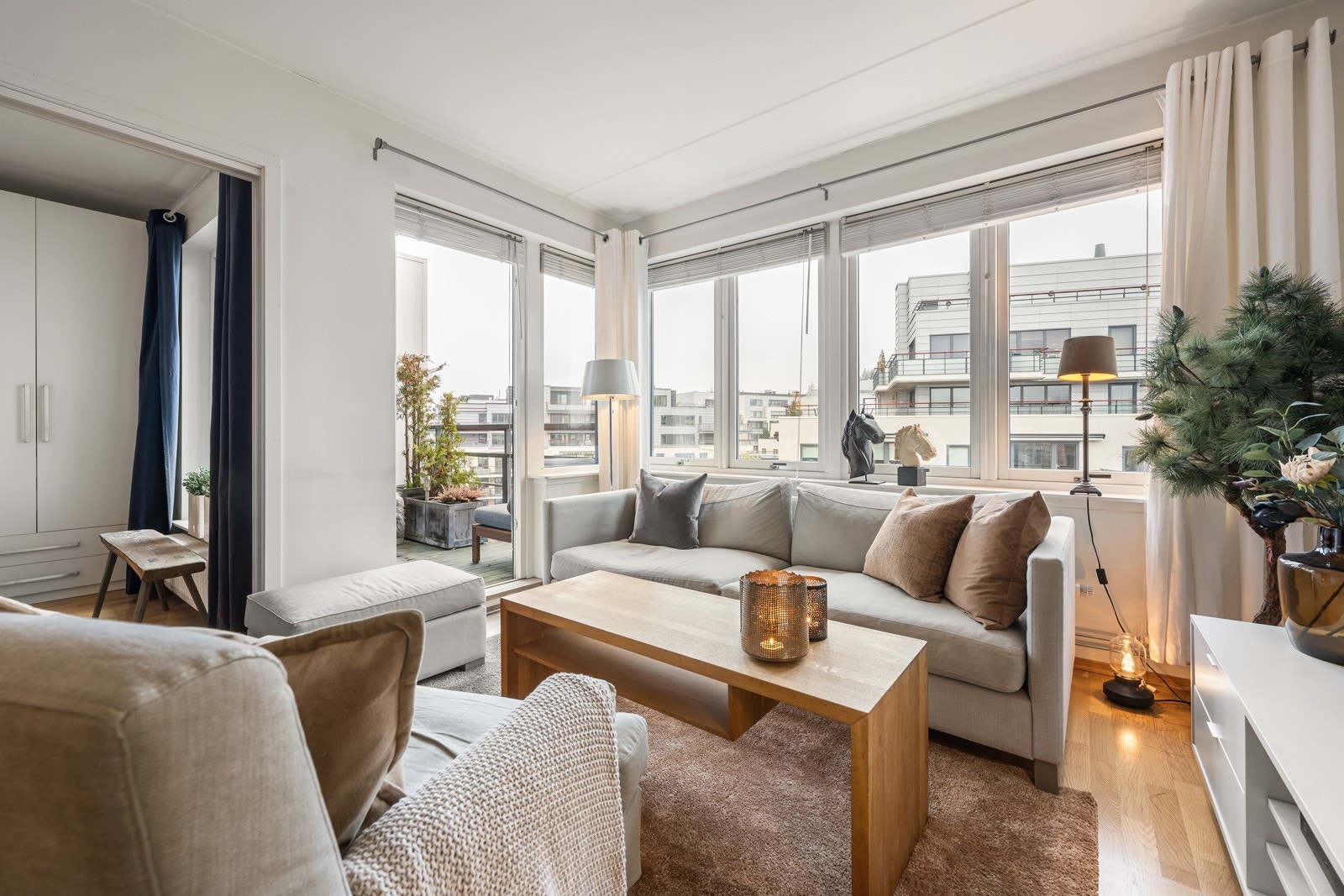 Det er god plass til sofagruppe og tilhørende møblement. Galleribilde