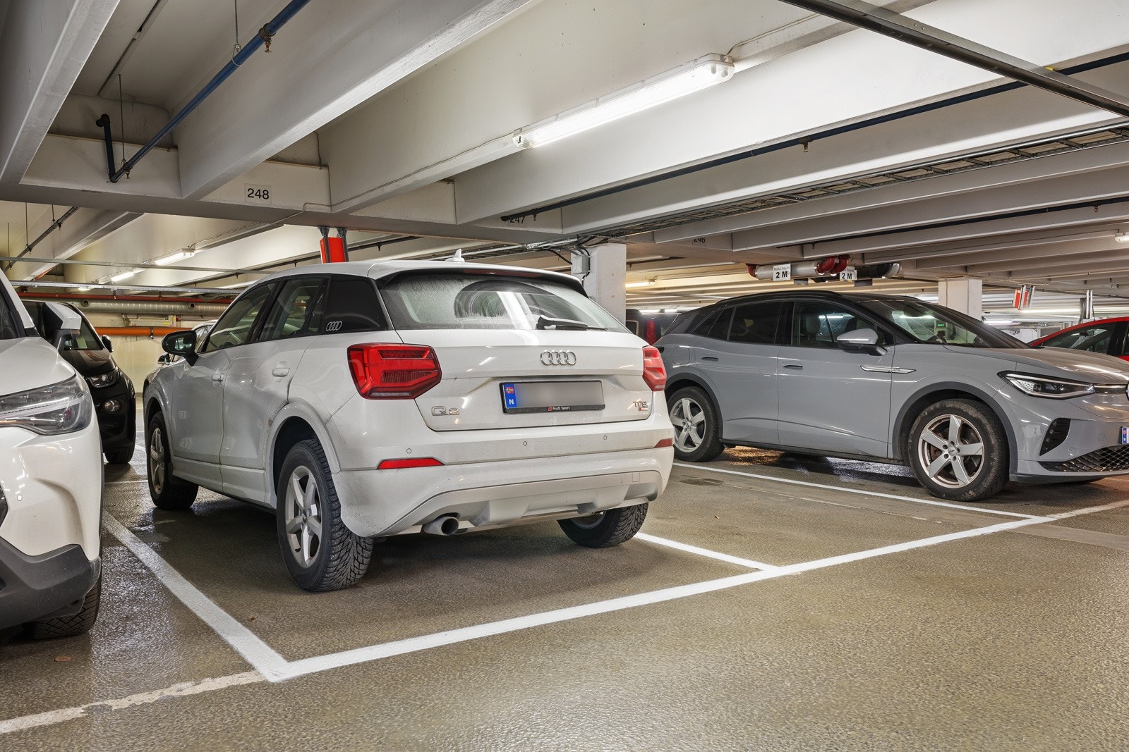 Det er mulighet for kjøp av garasjeplass i felles garasjeanlegg under leiligheten til kr. 400 000,-. Konferer megler for mer info. Galleribilde