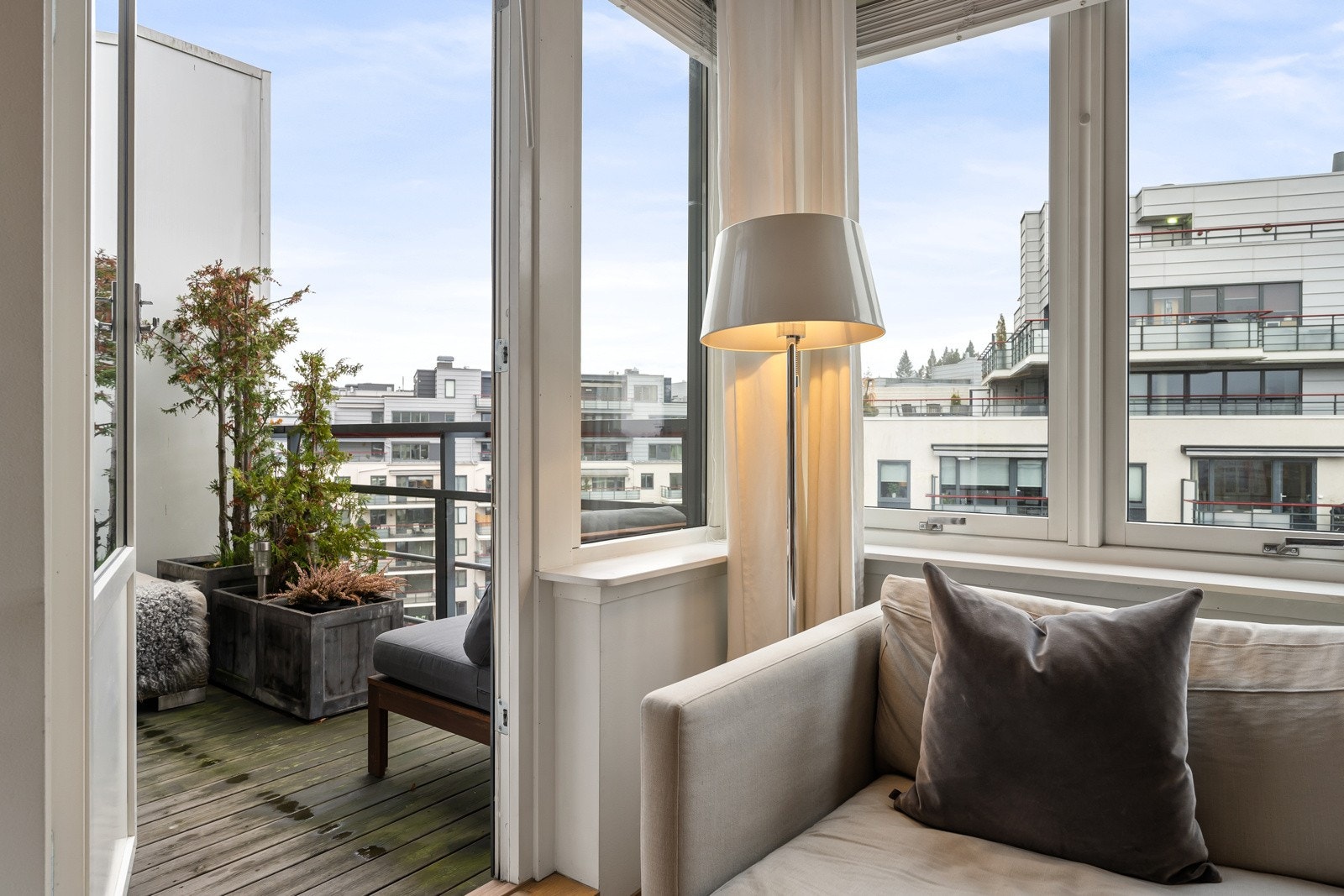 Stuen fører ut til den nydelige balkongen på 8 kvm. Galleribilde