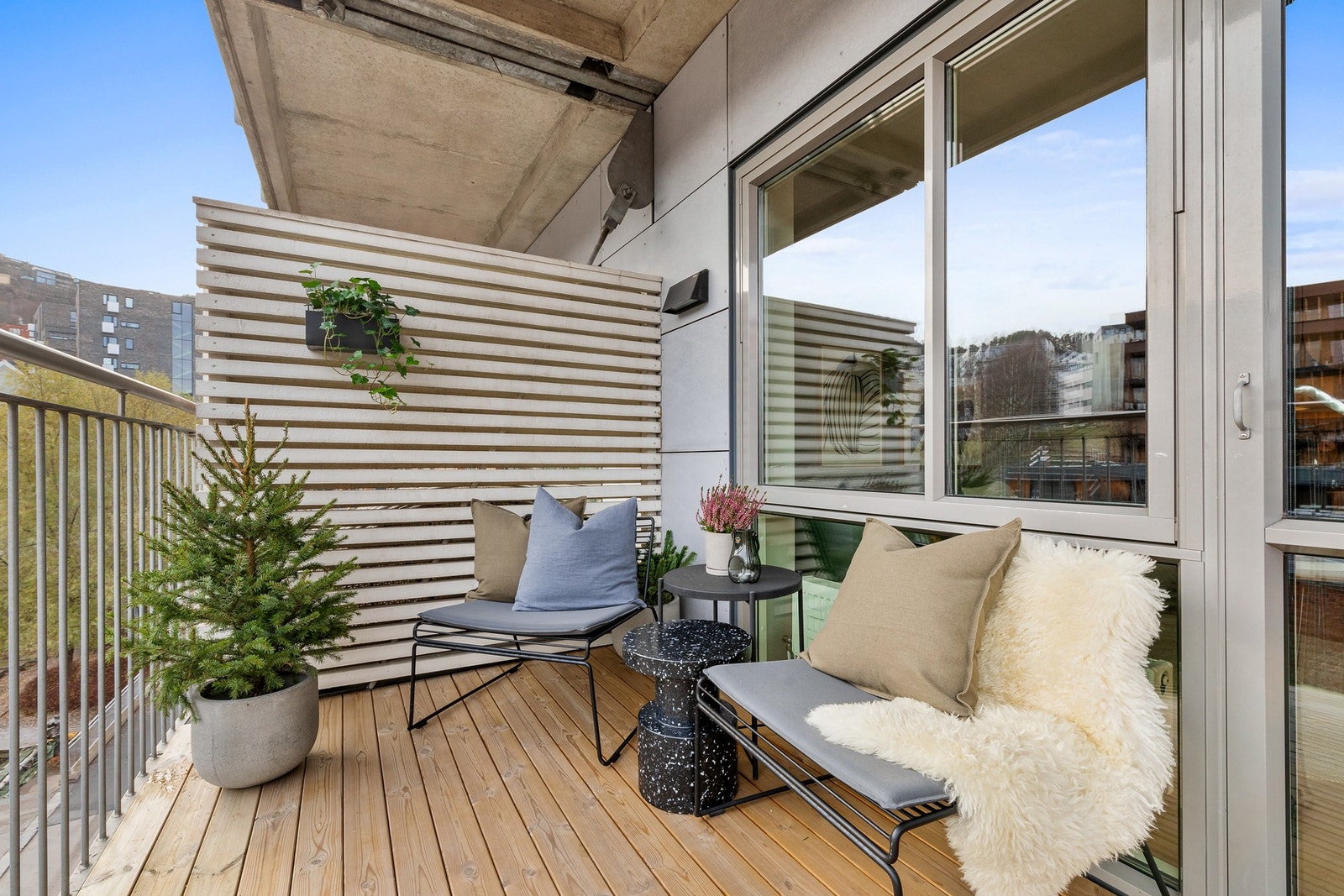 Stor balkong på ca. 6 kvm med gode solforhold. Galleribilde