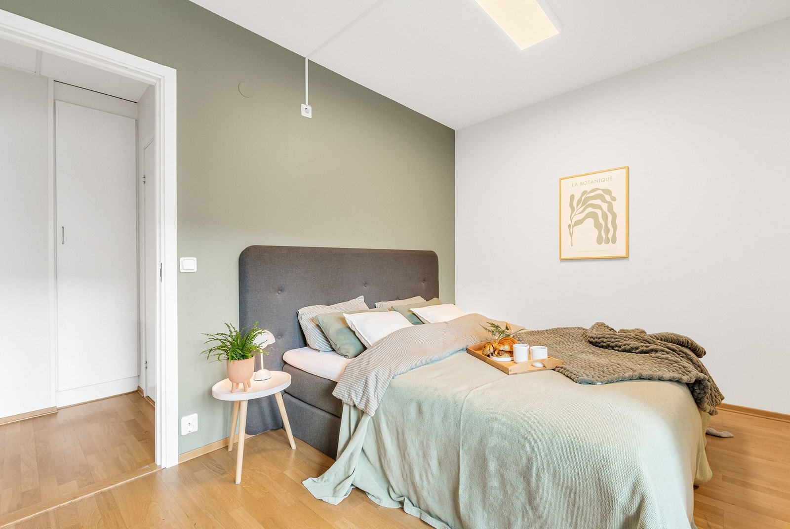 Fra soverommet har du en liten gang som binder stue, bad og soverom sammen. I gangen finner du også et praktisk kott. Perfekt for oppbevaring av husholdningsartikler og støvsuger. Galleribilde