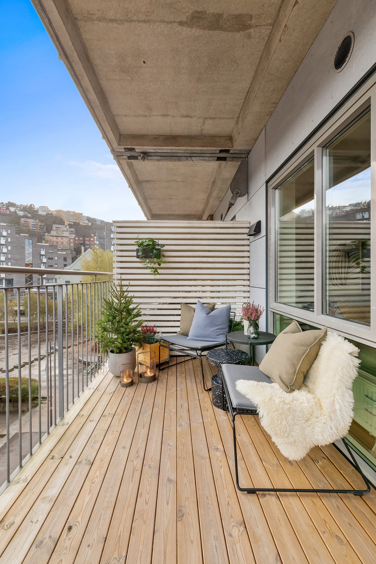 Balkongen har god plass til grill og sittegruppe. God beliggenhet med utsyn
mot hyggelig vannspeil. Galleribilde