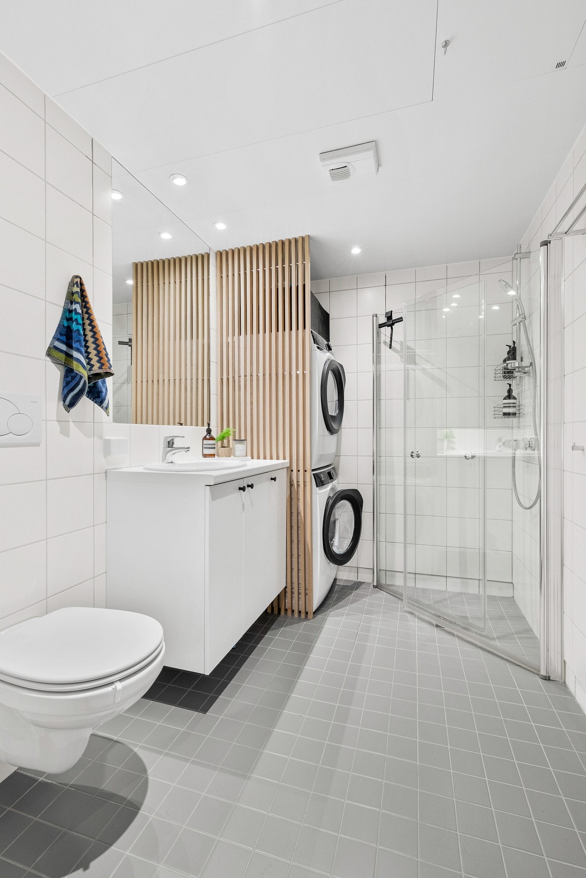 Stilrent baderom fra byggeår. I senere tid er det montert en spilevegg. Galleribilde