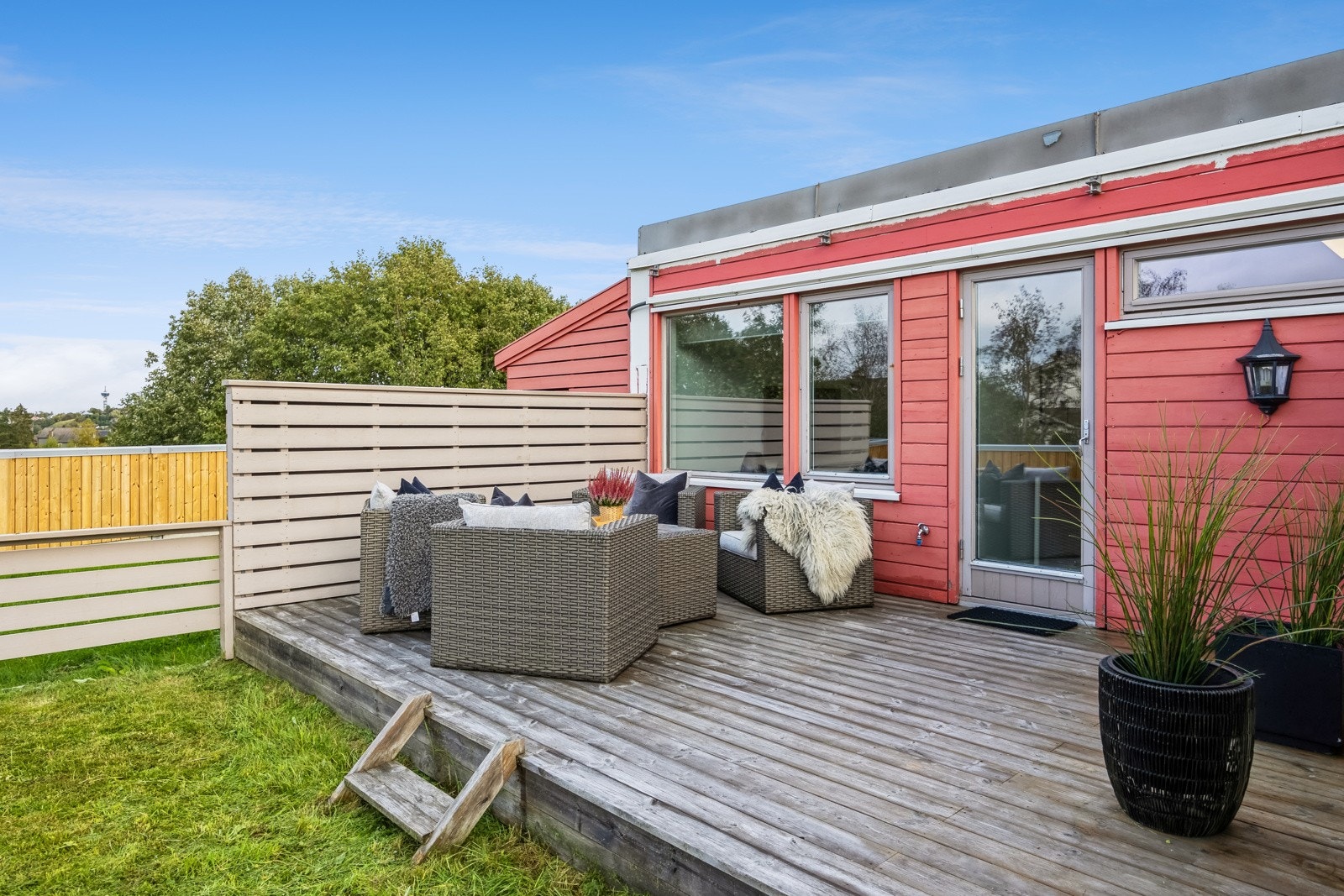 Her finner man en vestvendt markterrasse med sol hele dagen lang. Uteplassen blir en naturlig forlengelse av leiligheten på sommerhalvåret. Galleribilde