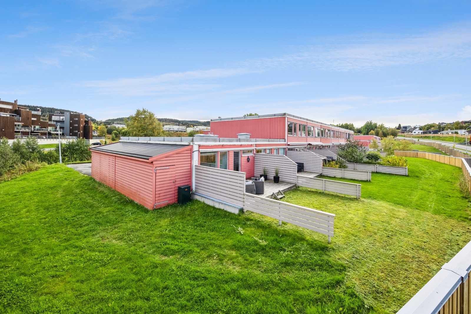 Dette er en sjelden mulighet! Nå har du muligheten til å skaffe deg en endeleiligheten med privat uteområde, med en gjennomgående moderne og høy standard. Galleribilde