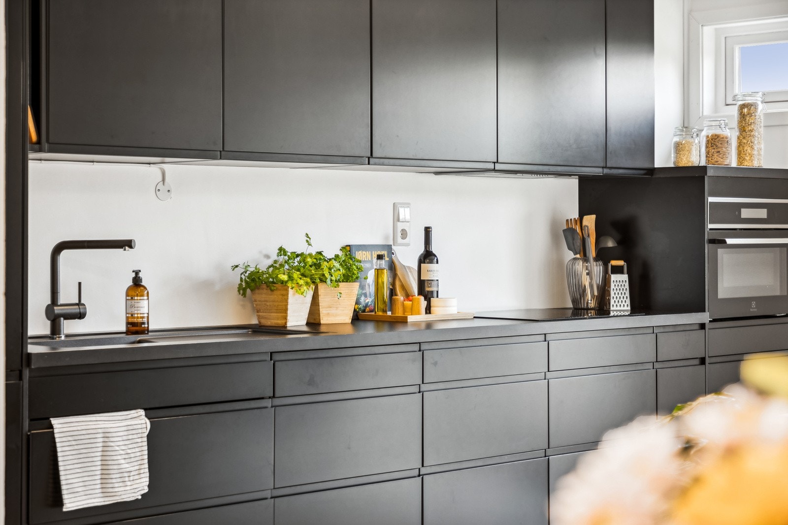 Kjøkkenet har en lekker innredning fra EPOQ fra 2021 - et tidsriktig design med mye arbeidsplass og oppbevaring. Galleribilde