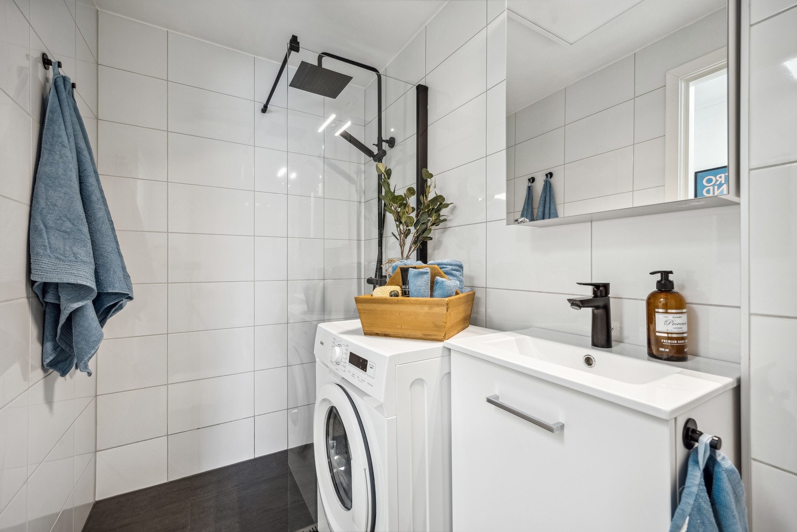 Badet ble bygget i 2021 og har en moderne finish med svart dusjarmatur og servant. Galleribilde