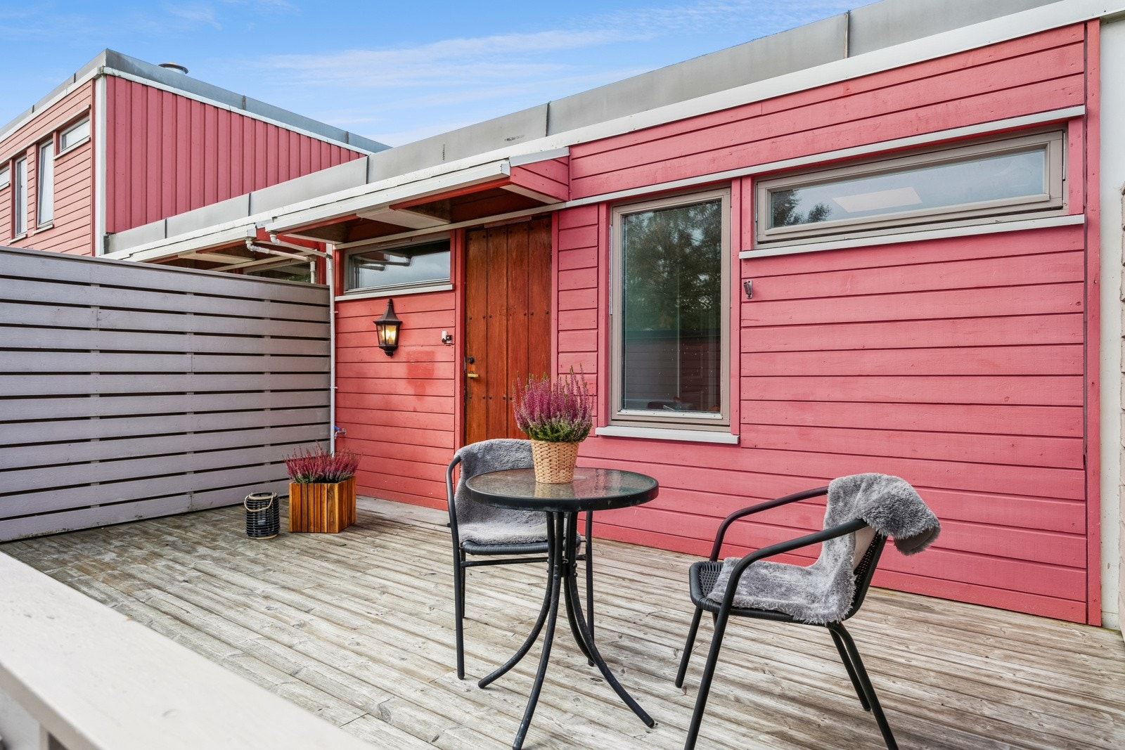 Boligen har to terrasser, hvor inngangsterrassen er østvendt og tilbyr mye morgen - og formiddagssol. Galleribilde