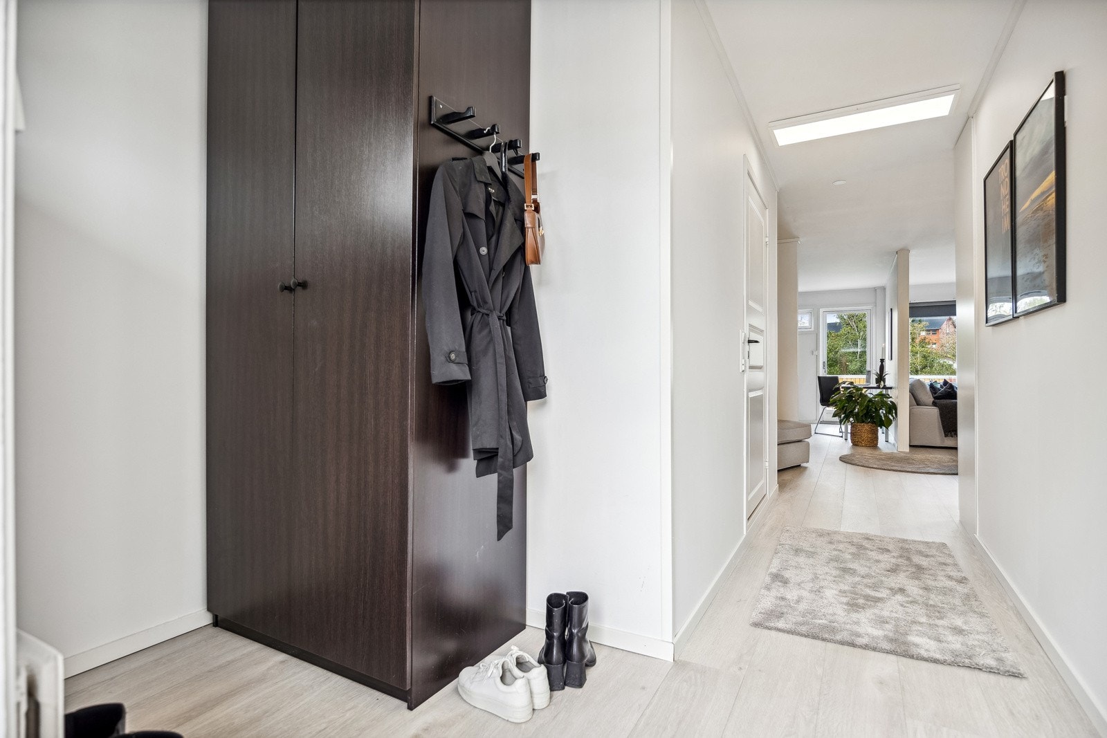 I entreen er det høyskap for praktisk oppbevaring av uteklær. Man finner også en av flere fjernvarmepaneler, som sørger for tørre sko og klær på vinterstid. Galleribilde