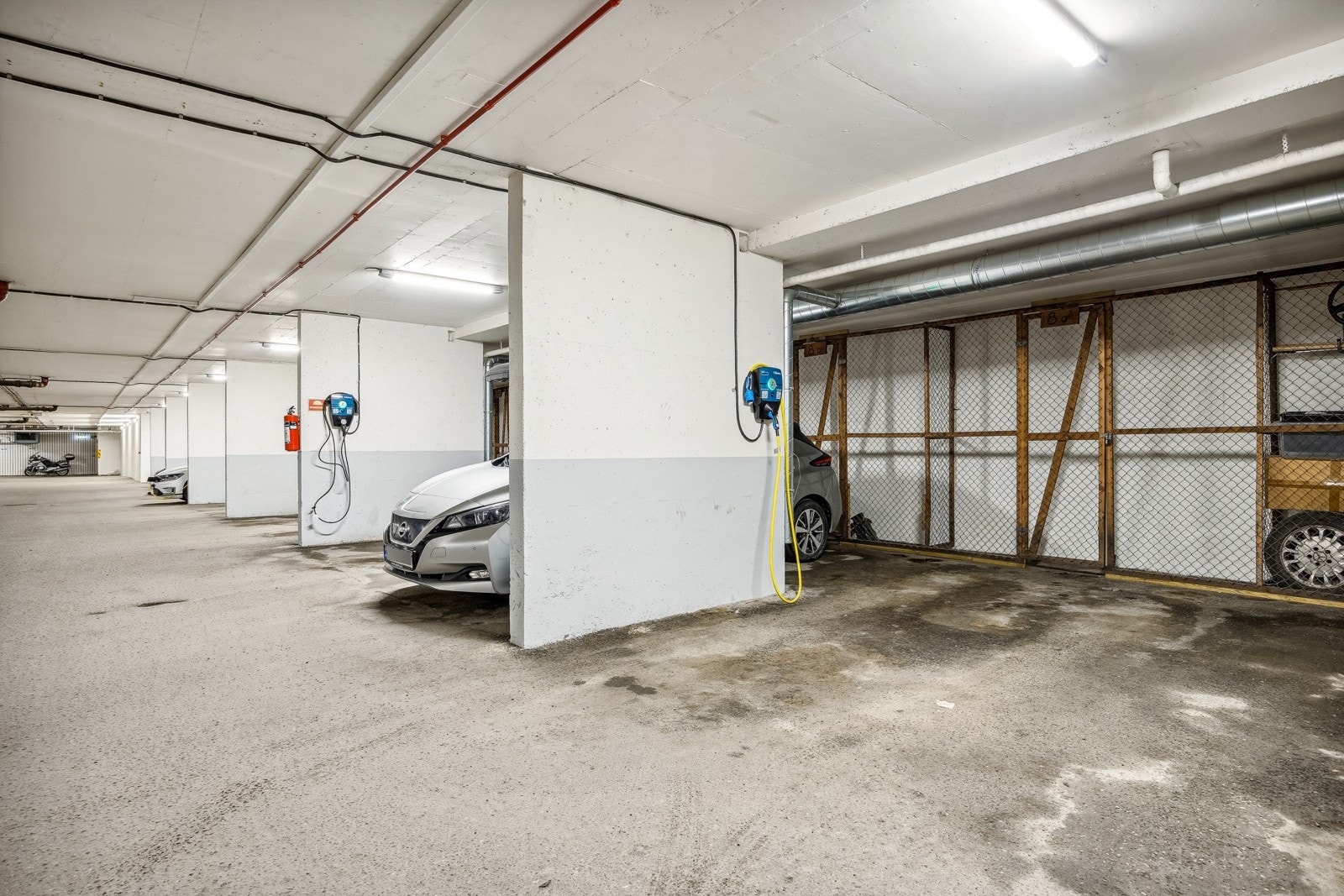 Man har fast parkeringsplass med elbillader i oppvarmet garasje. Det er ellers godt med gjesteparkering på felles oppstillingsplass. Galleribilde