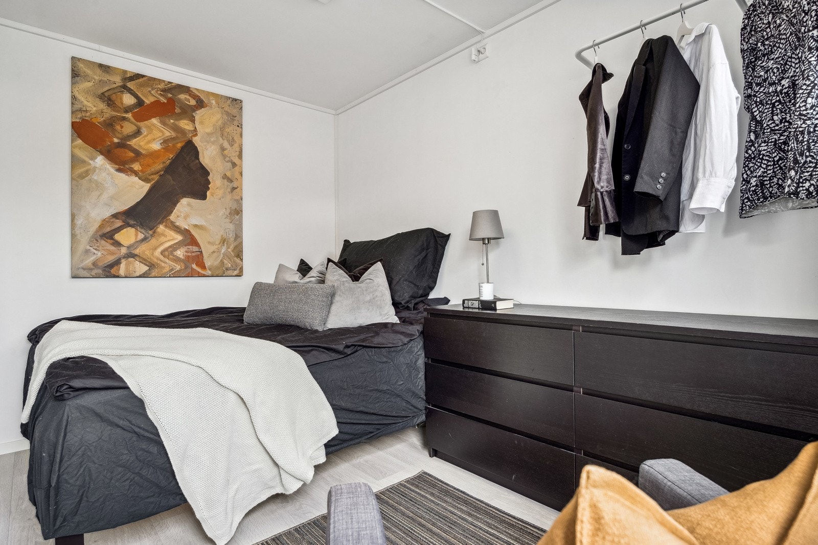 Boligens soverom har god plass til dobbeltseng og annet ønsket møblement. Galleribilde