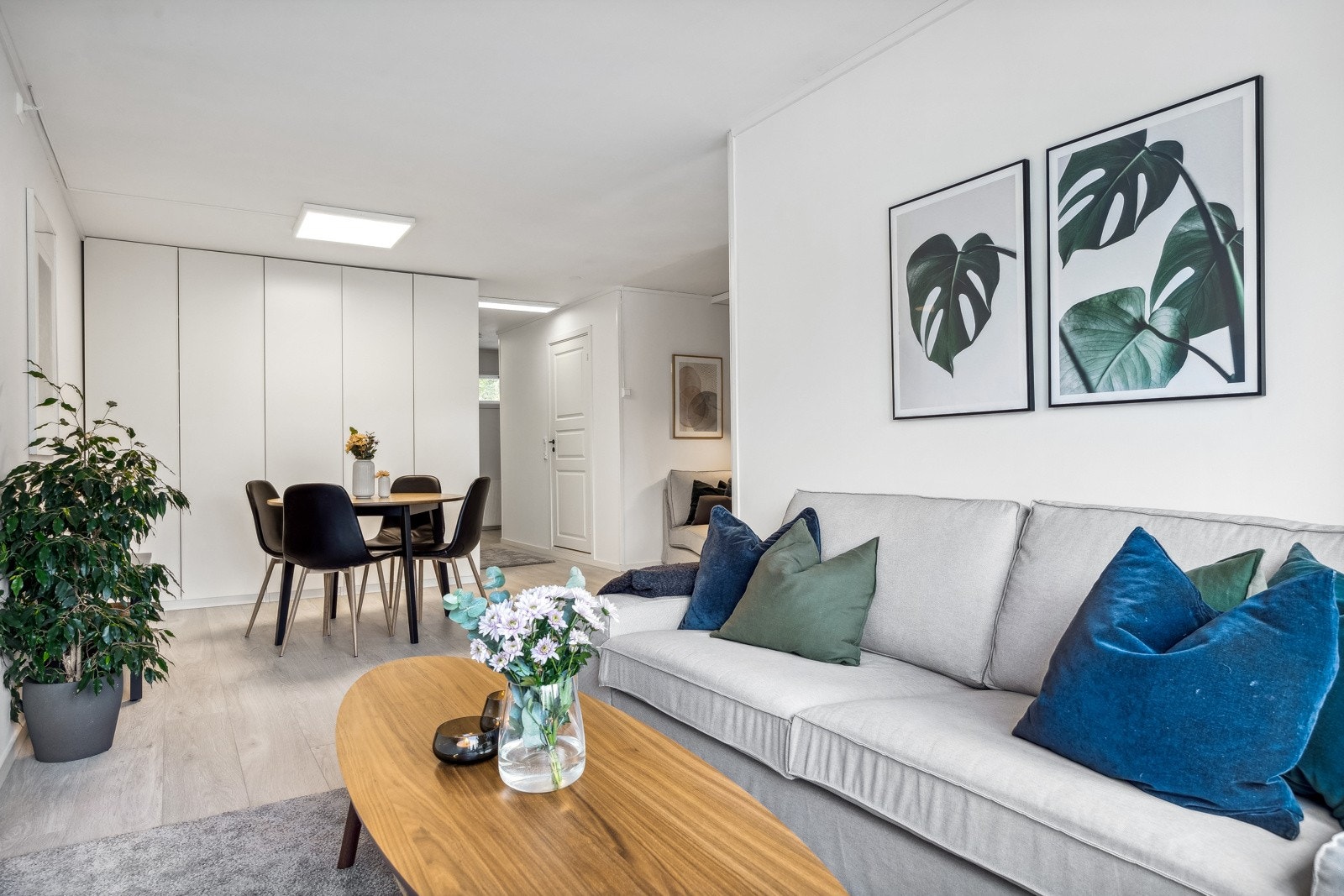 Stua har god plass til å innrede med sofagruppe etter ønske - kanskje det frister med en godstol i stua? Galleribilde