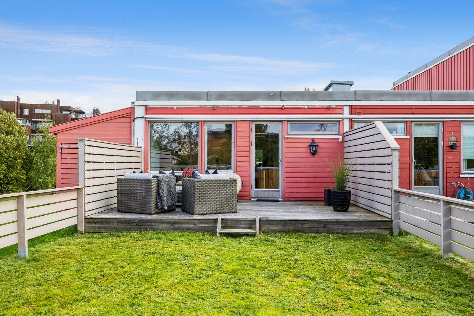 Det er sjeldent man finner en leilighet i et borettslag med så stort privat uteområde. Om det ikke frister å invitere på grillfest her, så vet ikke vi! Galleribilde