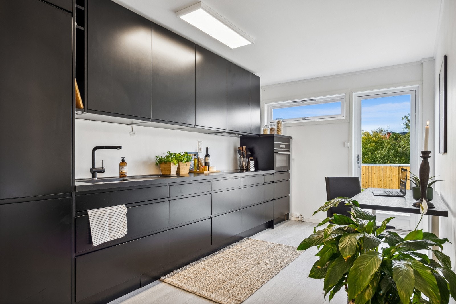 Fra kjøkkenet har man utgang til leilighetens andre uteplass - bli med ut! Galleribilde