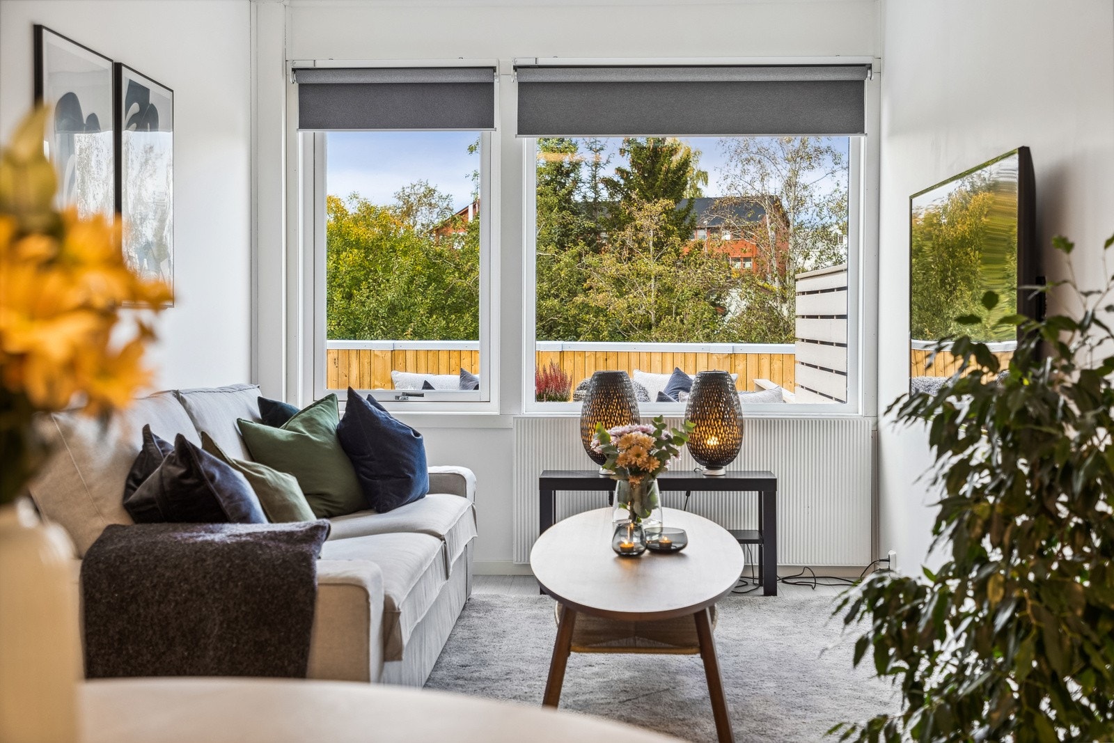 Store vindusflater sørger for en lystig atmosfære. Ellers er det enkelt å sørge for belysning med IKEA Home Smart løsning, som gjør at man kan styre taklamper rett fra telefonen. Galleribilde