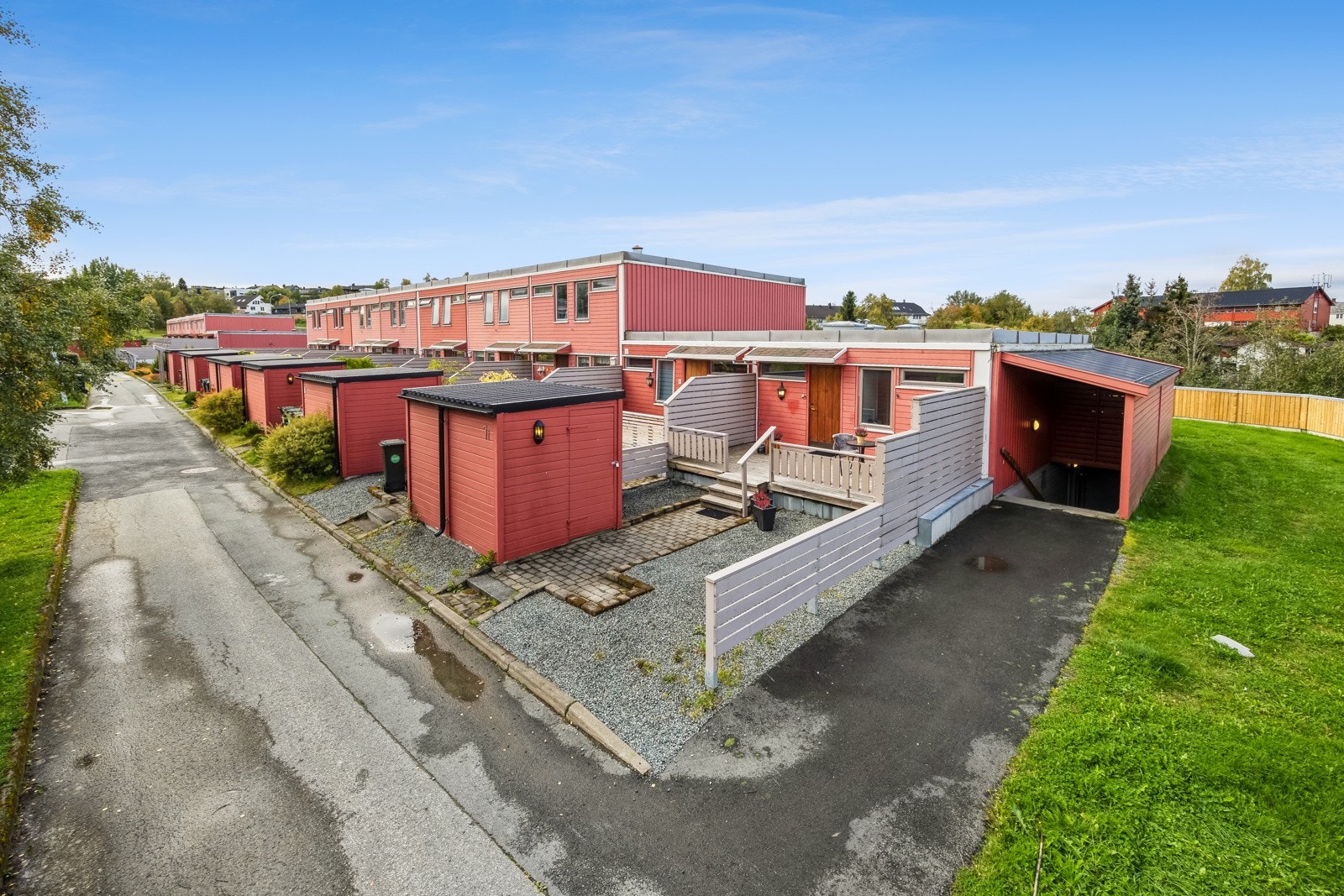 Dette er en bolig med en sjelden endebeliggenhet, som grenser kun mot en annen leilighet. I tillegg til bod i garasje, er det frittstående bod på gårdsplassen. Galleribilde