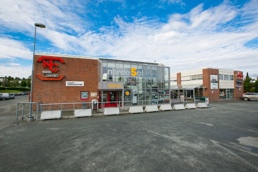 Nardocenteret er nærsenteret i området, og har både restauranter, cafeer, matbutikker, frisører, apotek og blomsterbutikk. Galleribilde