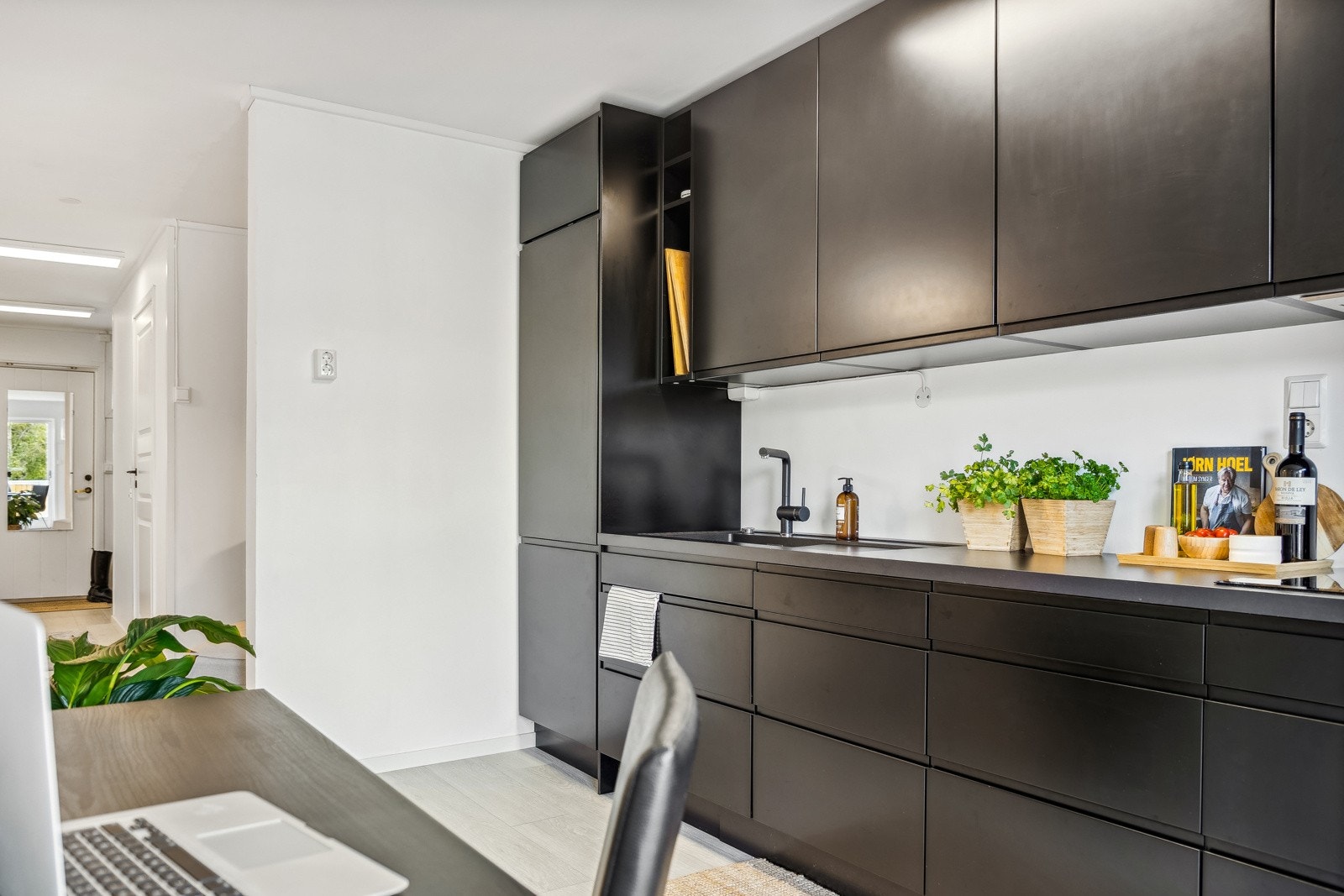 Kjøkkenet er utstyrt med integrerte hvitevarer som oppvaskmaskin, stekeovn, koketopp, kjøleskap og frys. Galleribilde