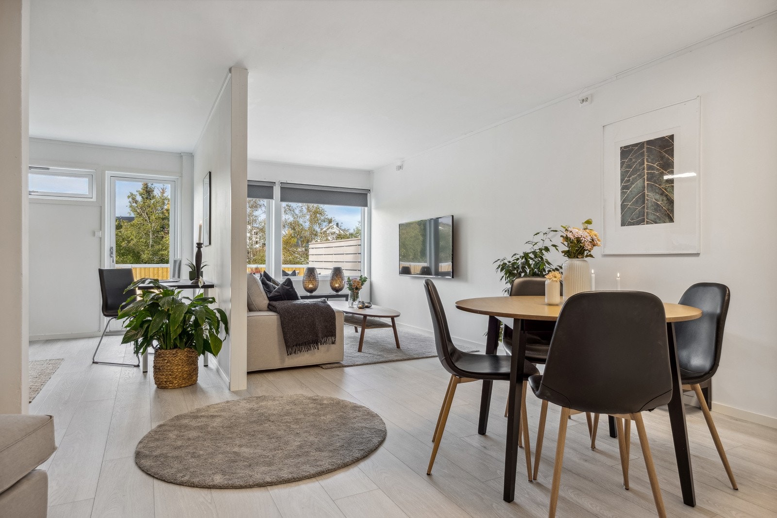 Stue og kjøkken er delvis åpen, som gir naturlige møbleringssoner og en god flyt. Galleribilde