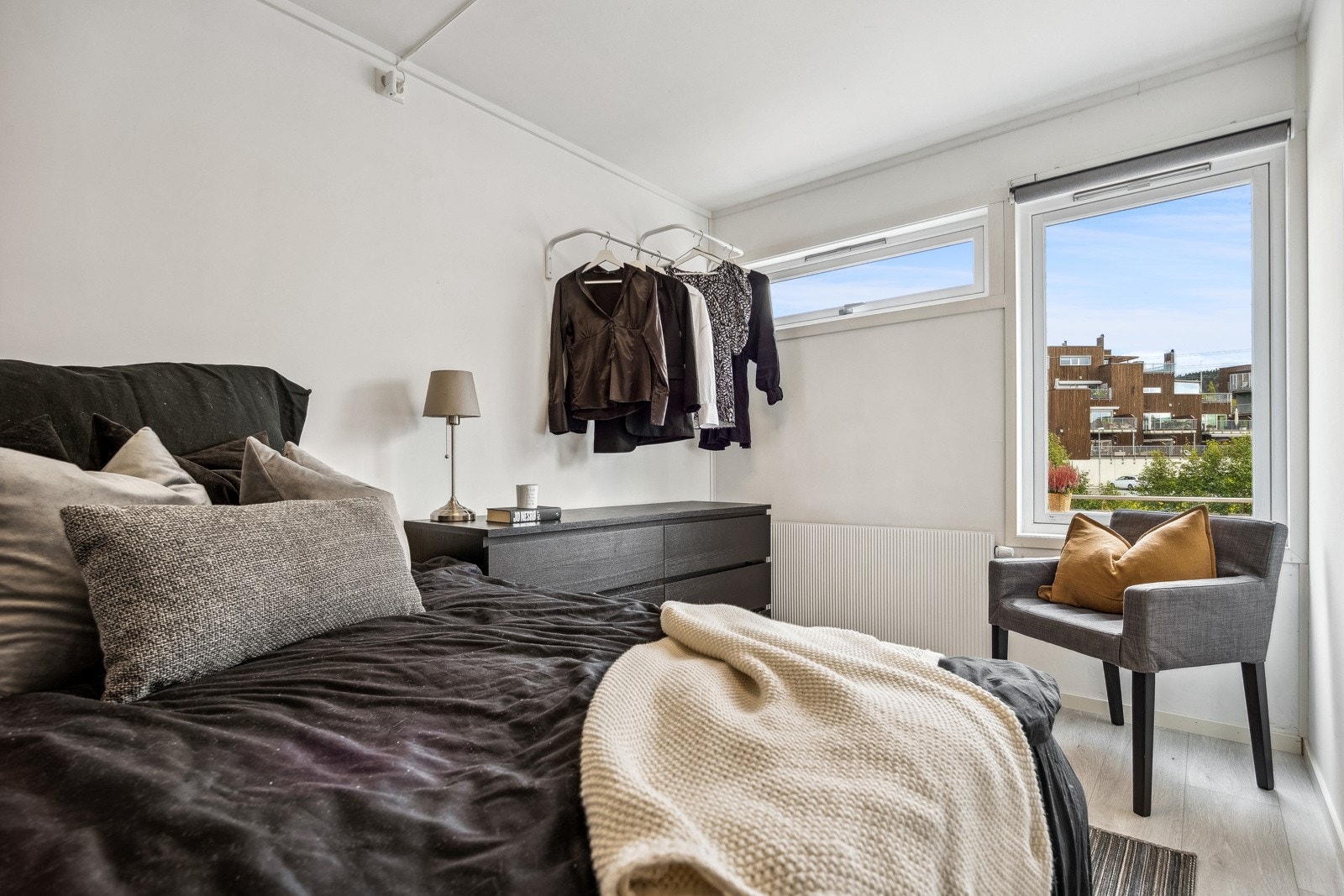 Soverommet er vendt ut mot et rolig grøntområde. Det er lite innsyn da leiligheten har endebeliggenhet og lite gjennomgangstrafikk. Galleribilde