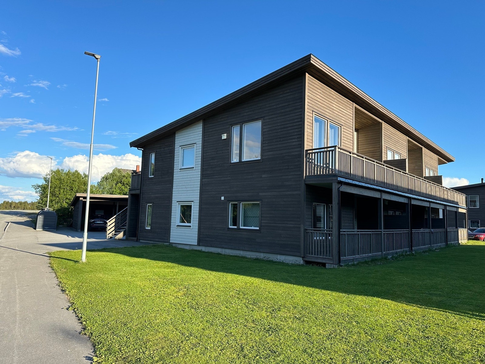 Velstelt utenfor uteområde Galleribilde