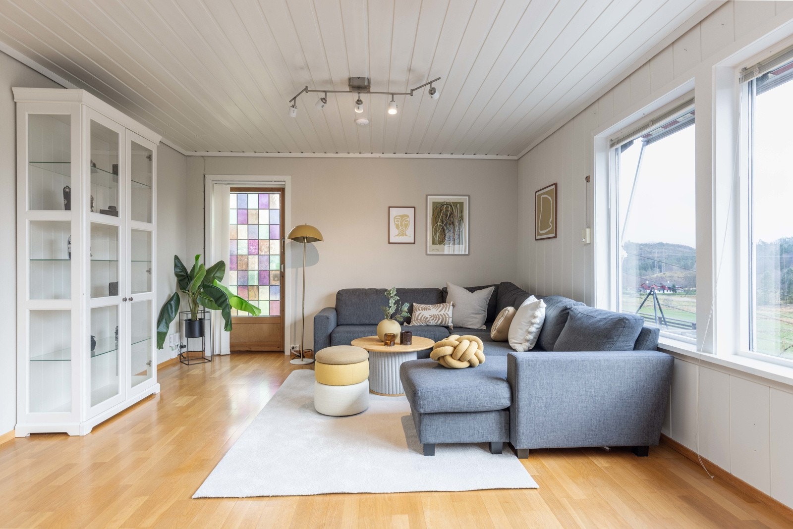 Stuen er lys og luftig med god plass til å møblere i flere soner. Galleribilde