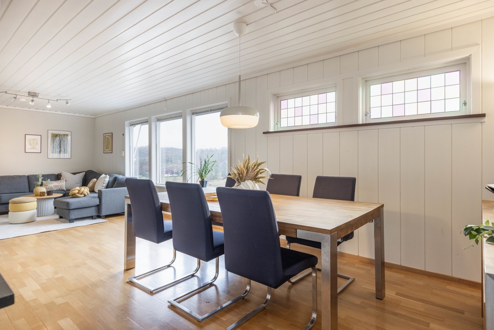 Søndagsmiddager og hyggelig lag! Her kan det dekkes til langbord. Galleribilde
