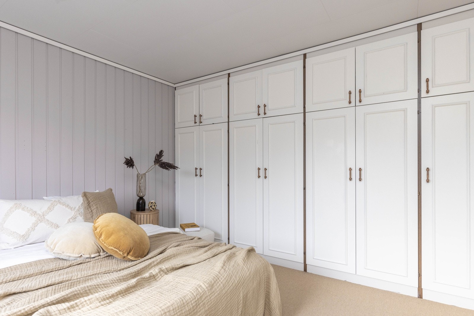 Romslig garderobe som dekker en hel langvegg. Galleribilde