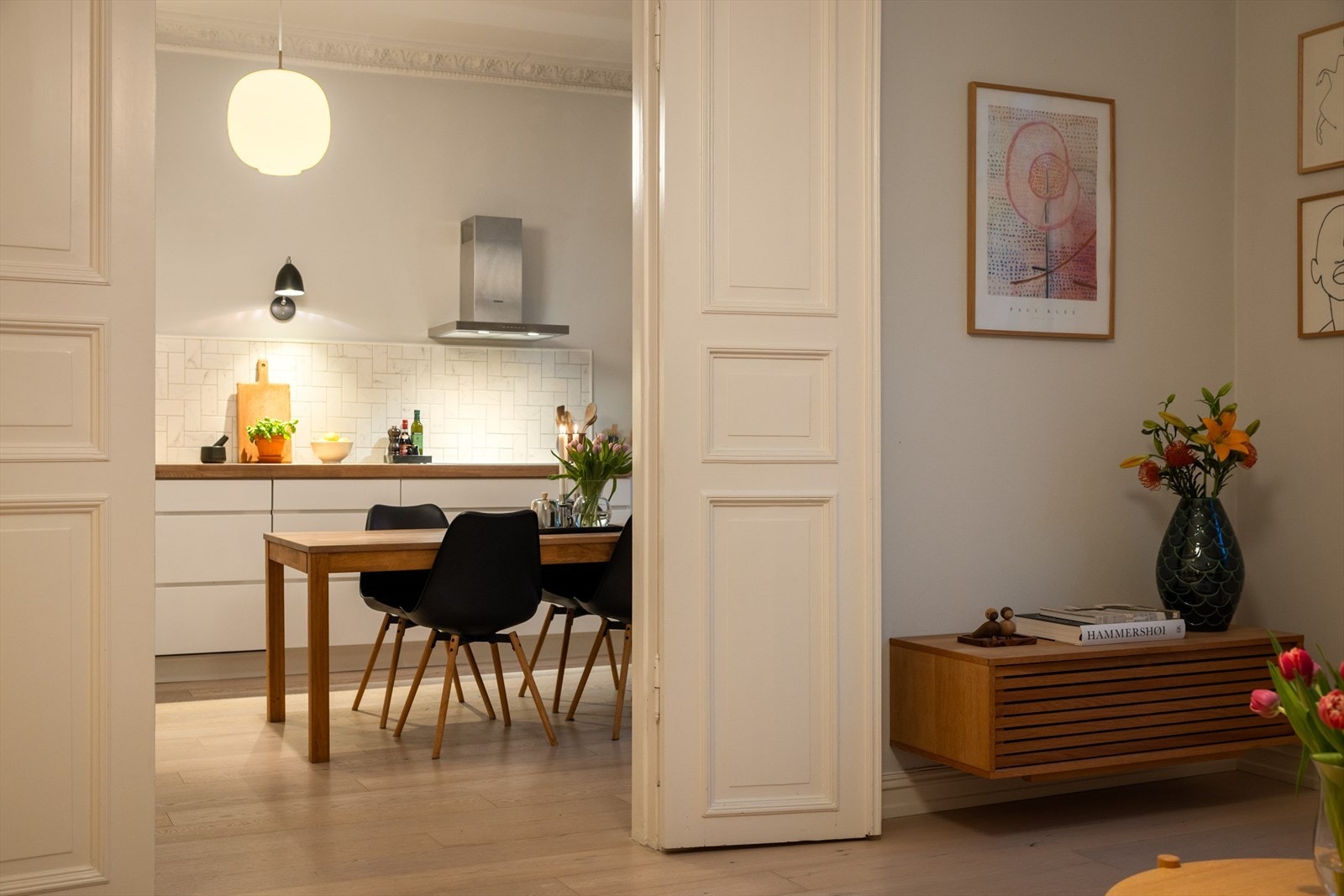 Boligen har en koselig og lun atmosfære om kvelden. Galleribilde