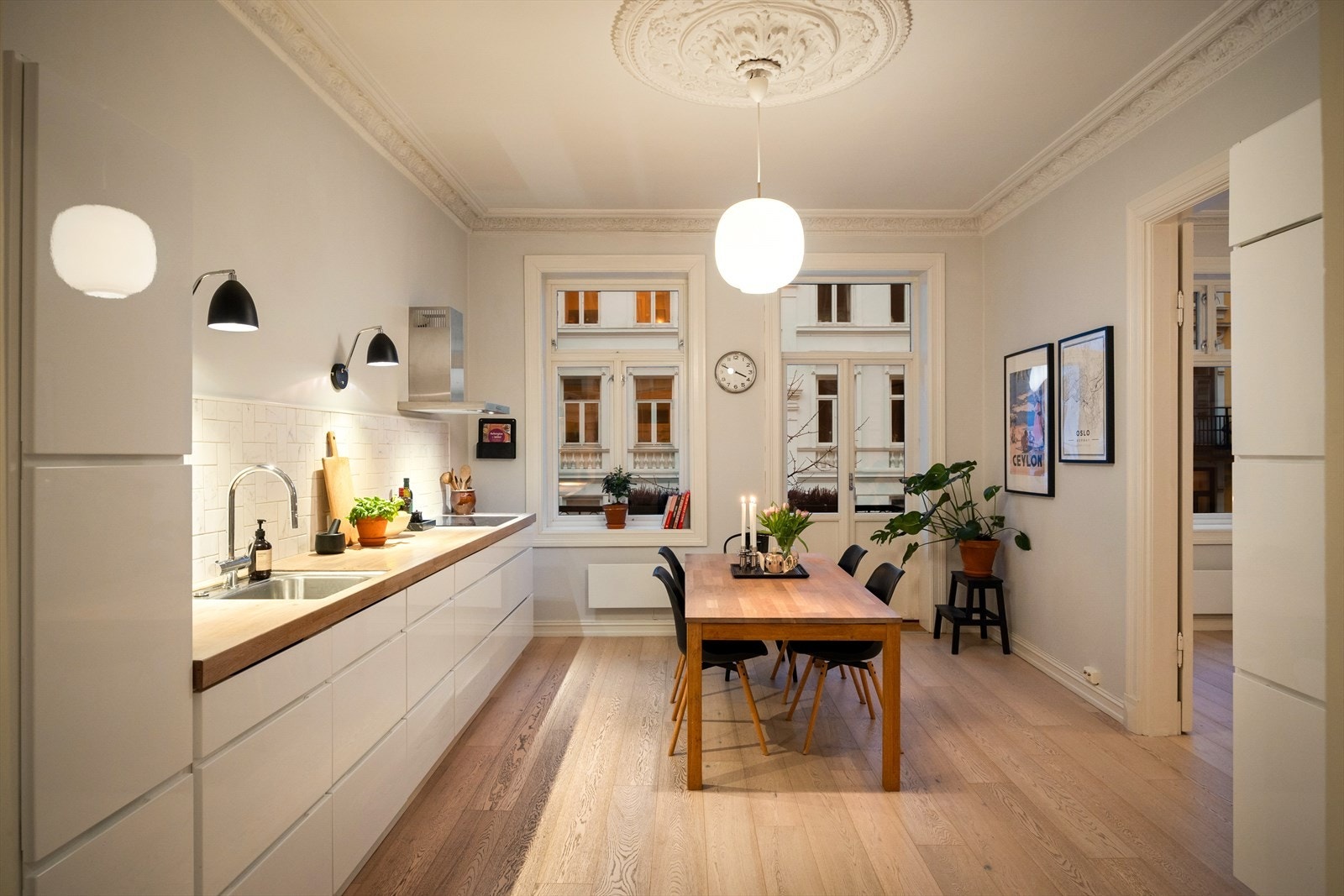 Når kvelden senker seg får leiligheten en hjemmekoselig og varm følelse. Galleribilde