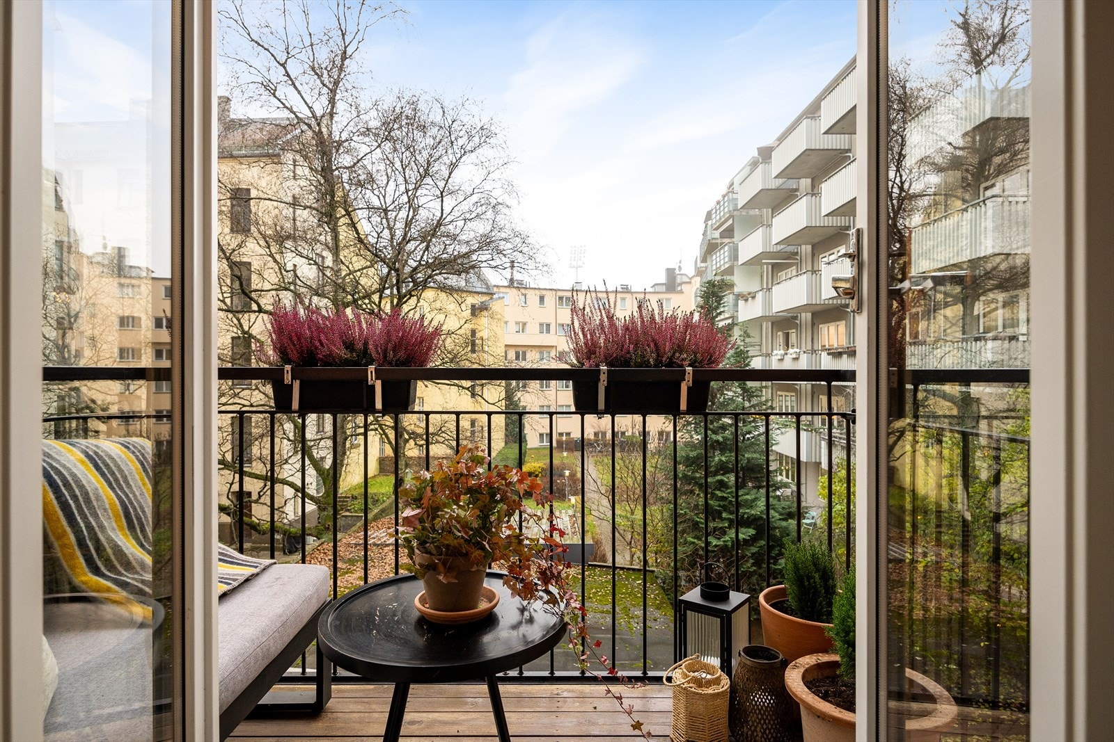 Balkongen vender ut mot et rolig indre gårdsrom, som gir perfekte rammer for å nyte lange sommerkvelder. Galleribilde