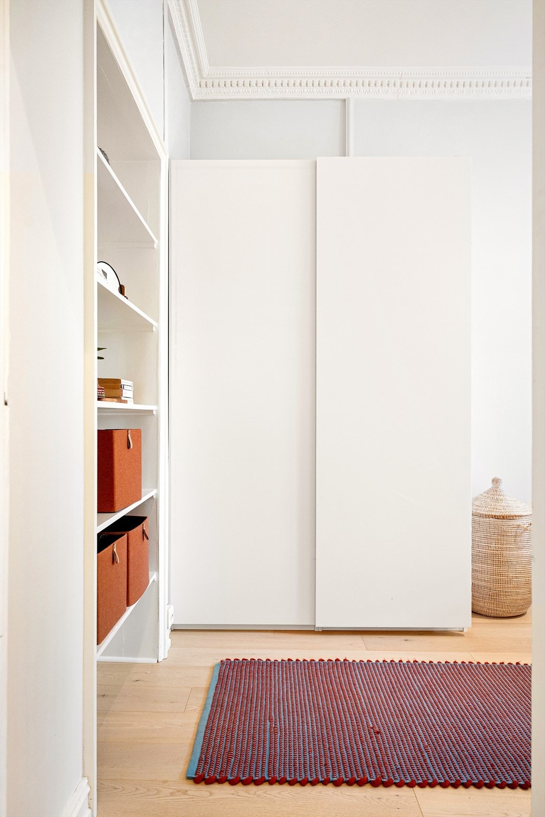 Soverommet har plassbygde hyller og et stort garderobeskap som gir gode oppbevaringsmuligheter. Galleribilde