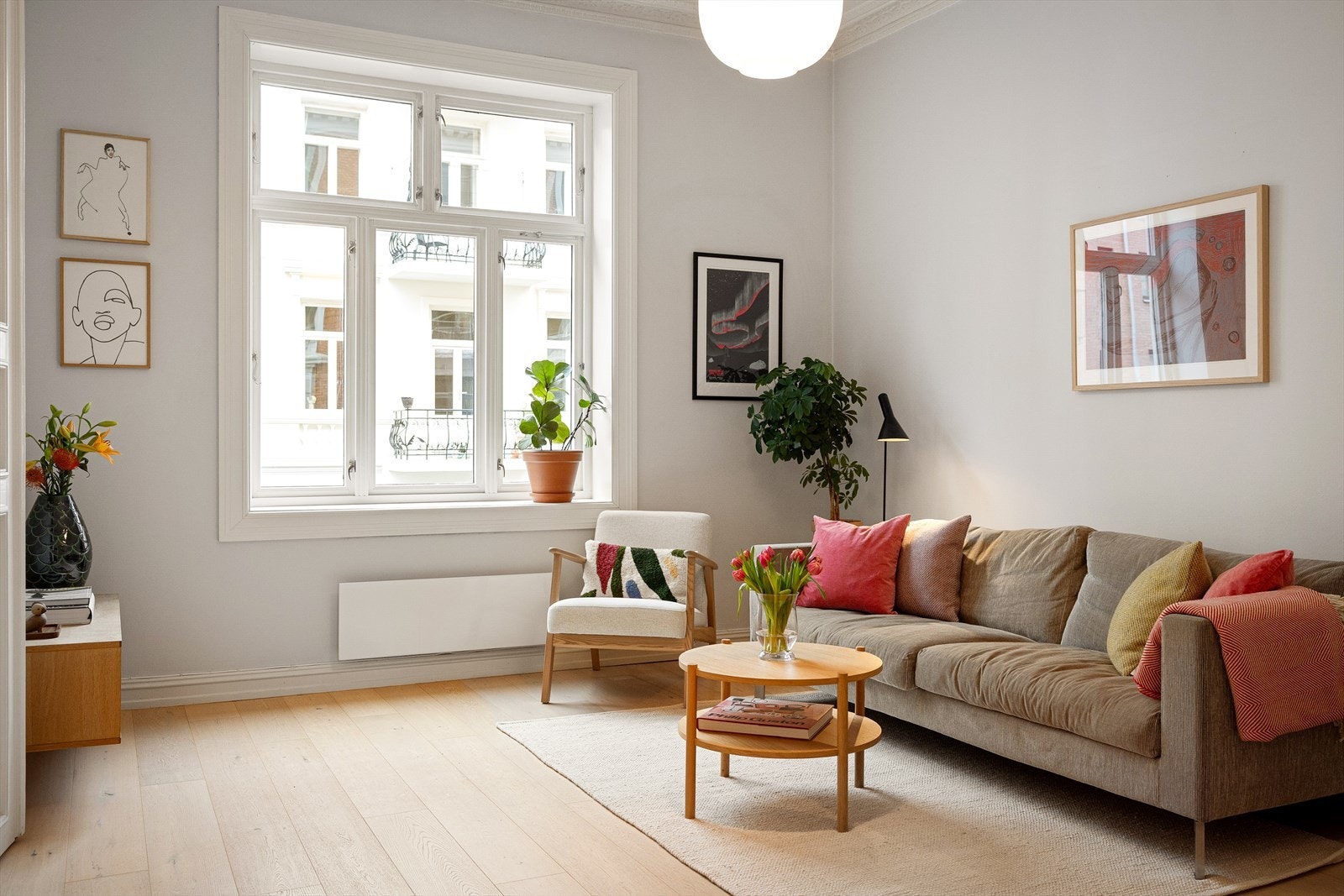 Boligen ligger i byggets andre etasje og har gjennomgående planløsning og store rom. Galleribilde