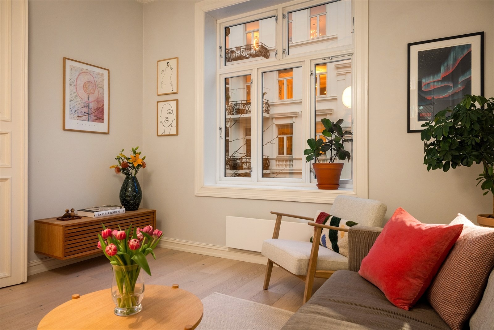 De store vinduene gir oppholdsrommene rikelig med naturlig lys. Galleribilde