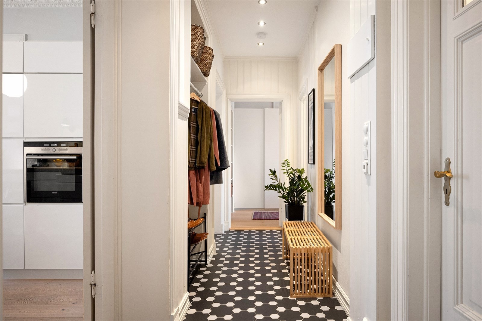 Velkommen inn! Boligen har en stilfull flislagt entré med god oppbevaringsplass. Galleribilde