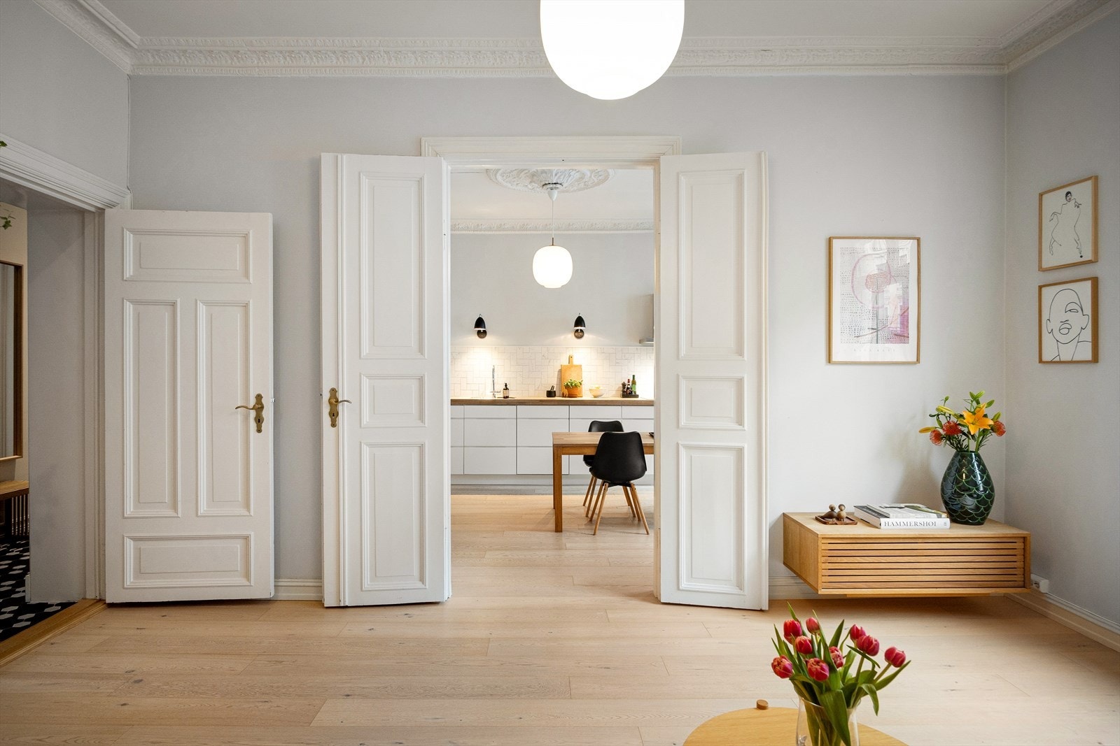 Boligen har lekre detaljer med en delvis åpen løsning mellom kjøkken og stue, adskilt av vakre, originale dobbeltfløyede dører, som gir mulighet til å bruke rommene som én åpen sone eller som separate rom. Galleribilde
