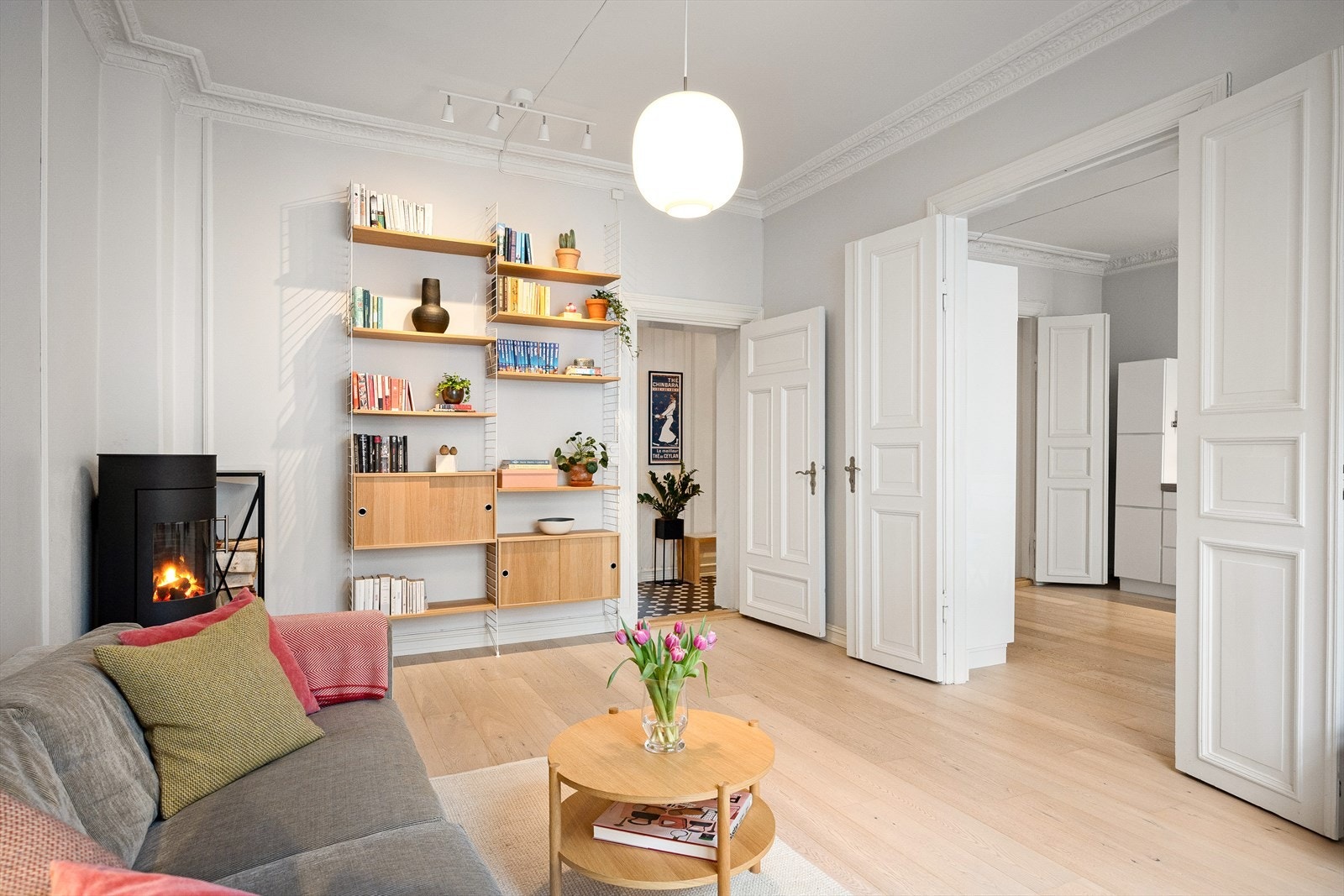 Boligen har en-stavs eikeparkett i alle oppholdsrom og originale dører med klassiske detaljer. Stuen har et fungerende ildsted. Galleribilde