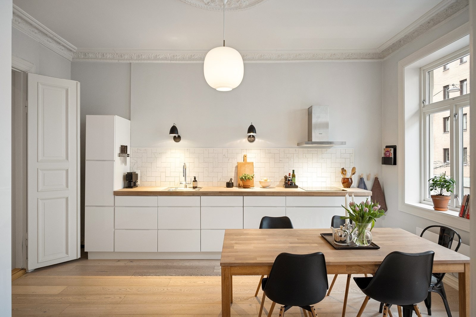 Boligen har et romslig kjøkken med god oppbevaringsplass, preget av tidløst design. Benkeplaten i heltre eik er i en komplementerende farge til parketten, noe som gir rommet et mykt og harmonisk uttrykk som vil stå tidens tann. Galleribilde