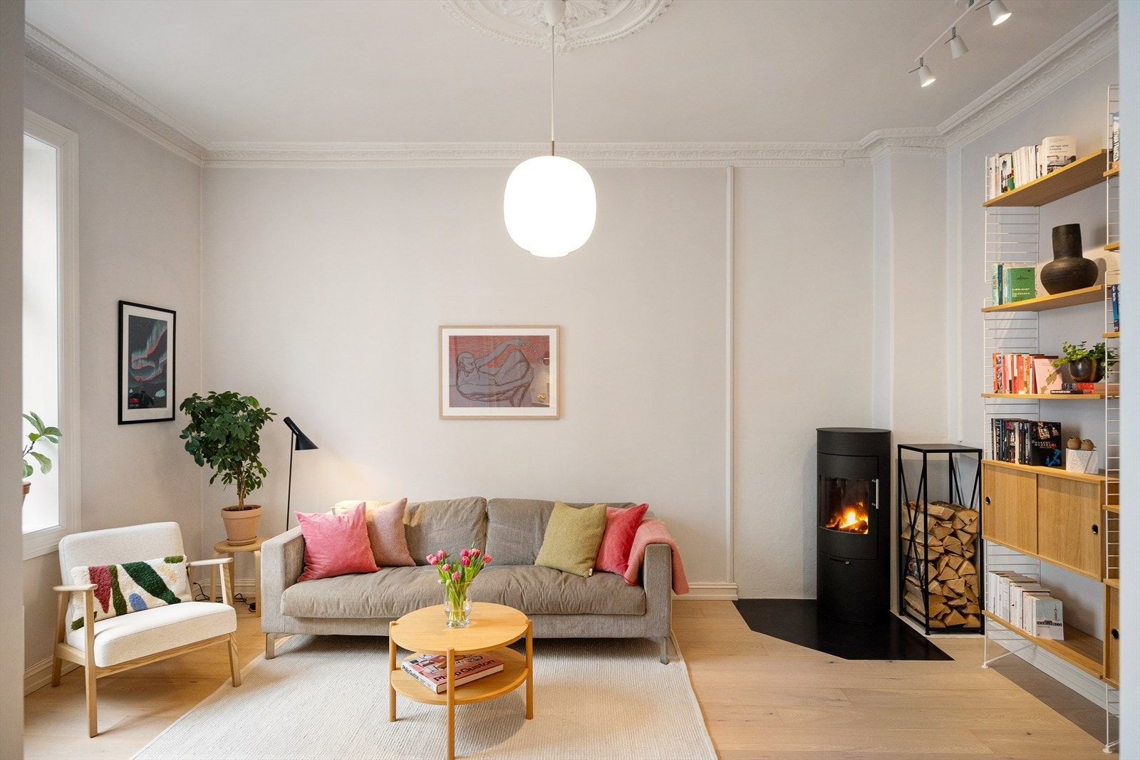 Stuen byr på et svært fleksibelt og møbleringsvennlig areal, hvor du fritt kan skape ditt eget uttrykk. Her har du plass til både sofagruppe, spisebord og annet møblement som gjør rommet unikt og personlig. Galleribilde