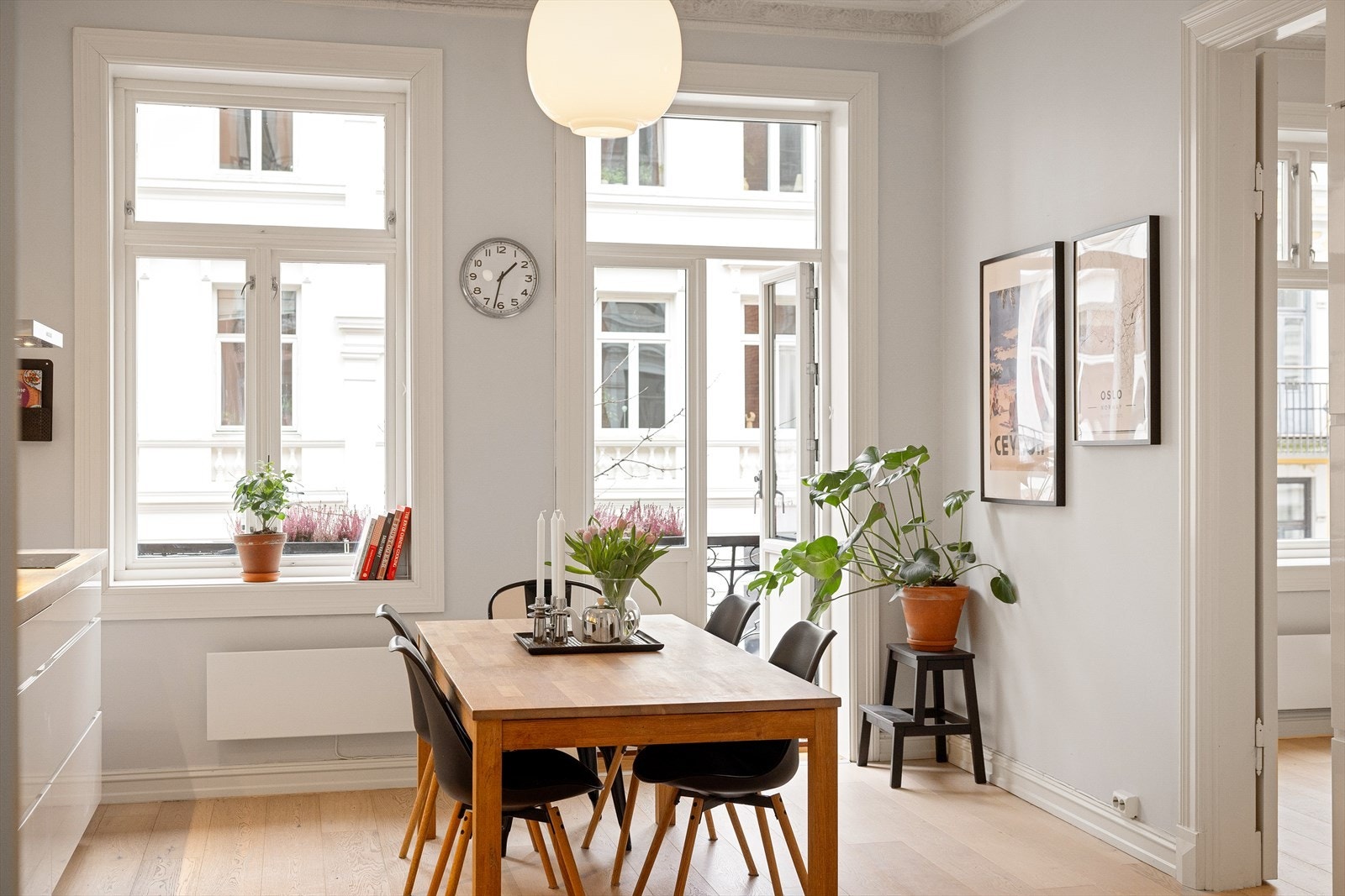 Kjøkkenet er romslig og har plass til en 6-seters spisegruppe uten at det føles trangt. Fra kjøkkenet er det utgang til boligens østvendte balkong. Galleribilde