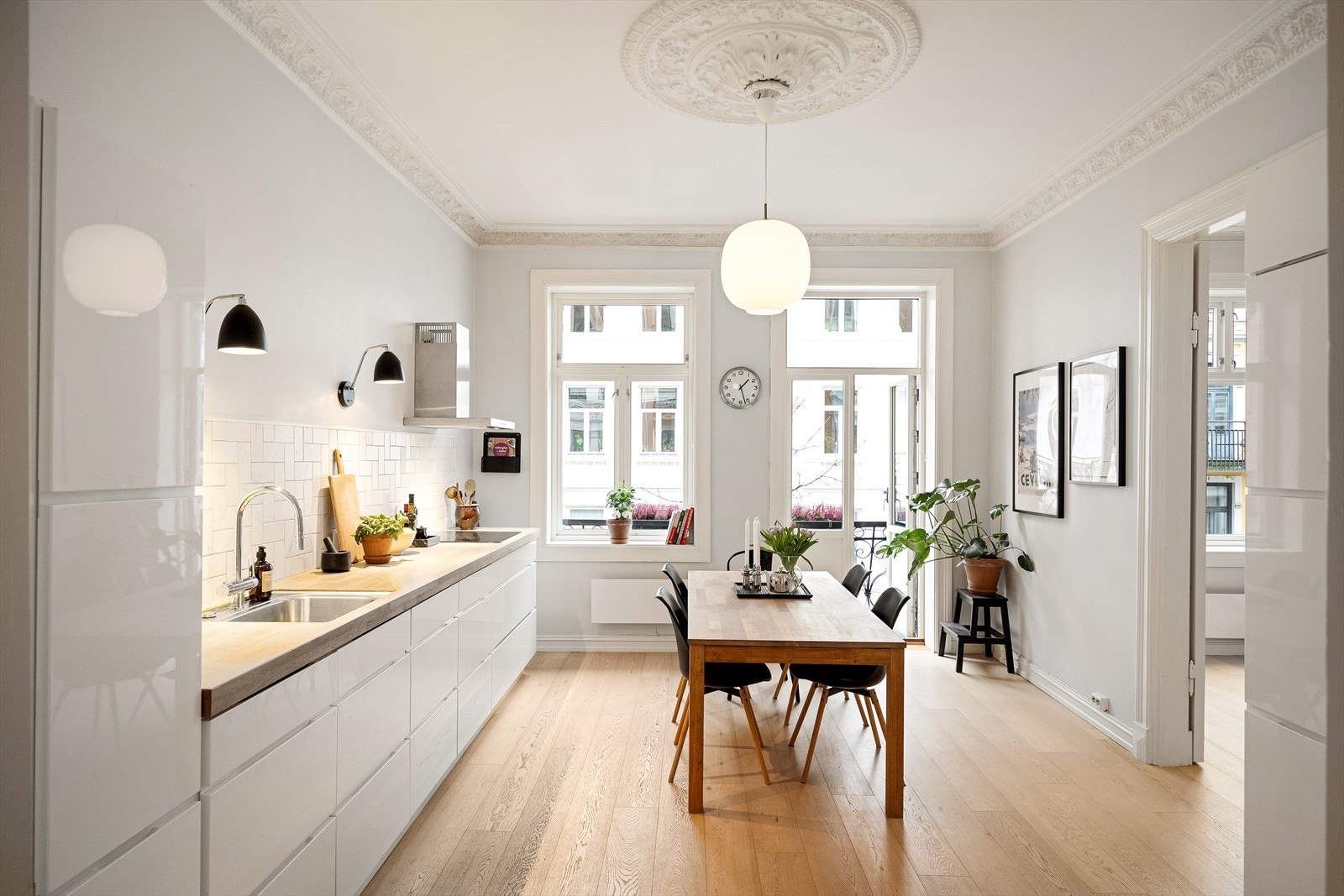 Boligen har god takhøyde i alle rom, noe som tilfører leiligheten en luftig følelse. Galleribilde