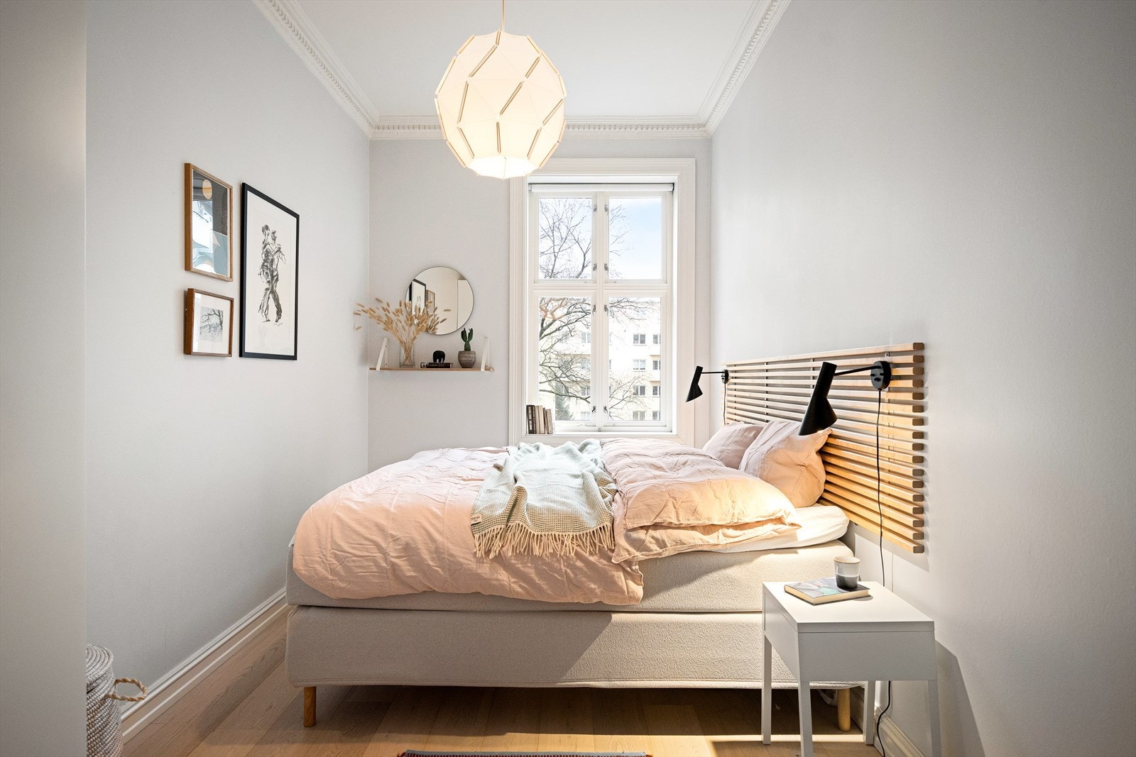 Hovedsoverommet vender ut mot en rolig bakgård og er romslig. Det er plass til både dobbeltseng, nattbord og garderobeskap. Galleribilde