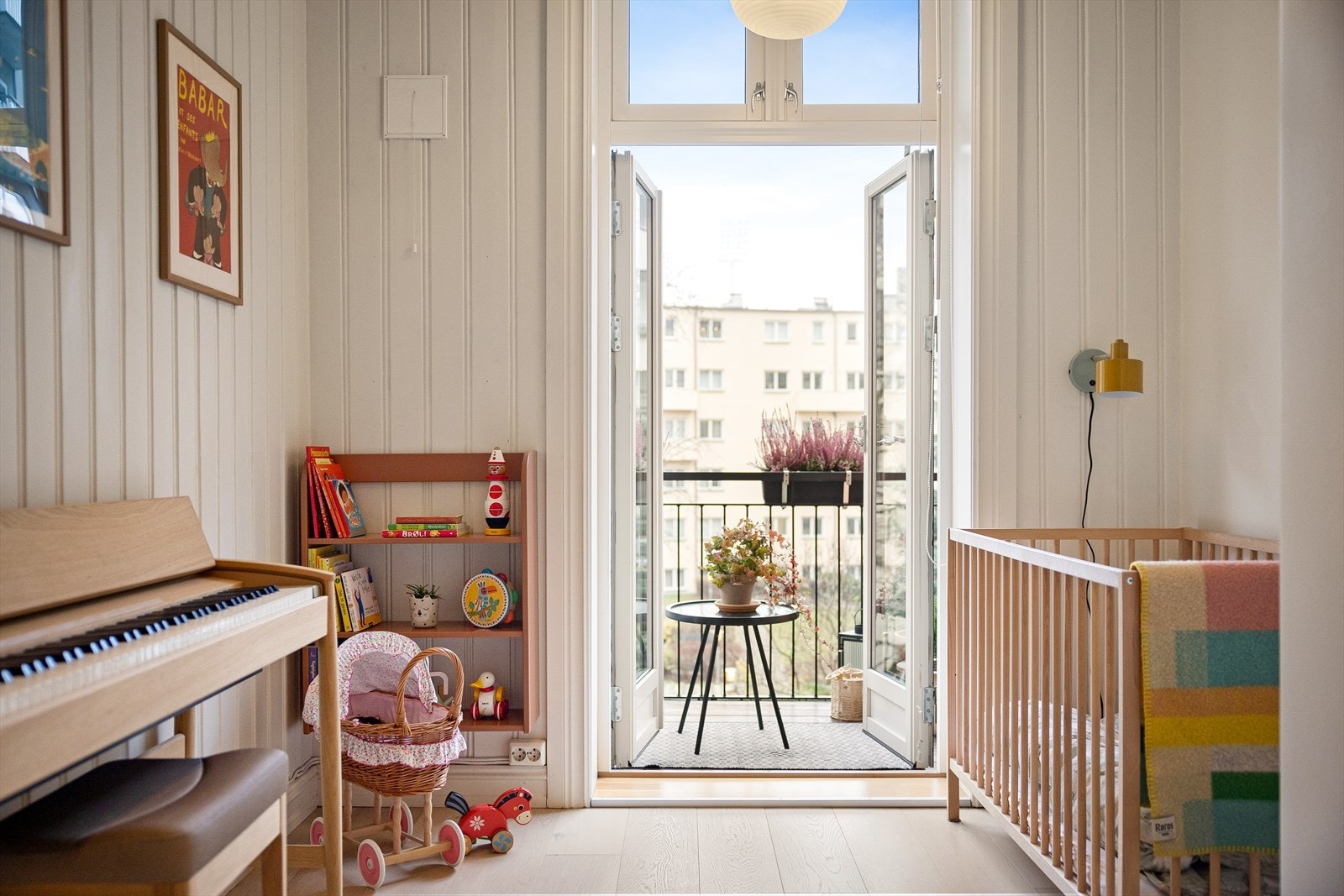 Rommet har rikelig med naturlig lys gjennom doble fløydører i glass. Fra rommet er det utgang til den vestvendte balkongen. Galleribilde