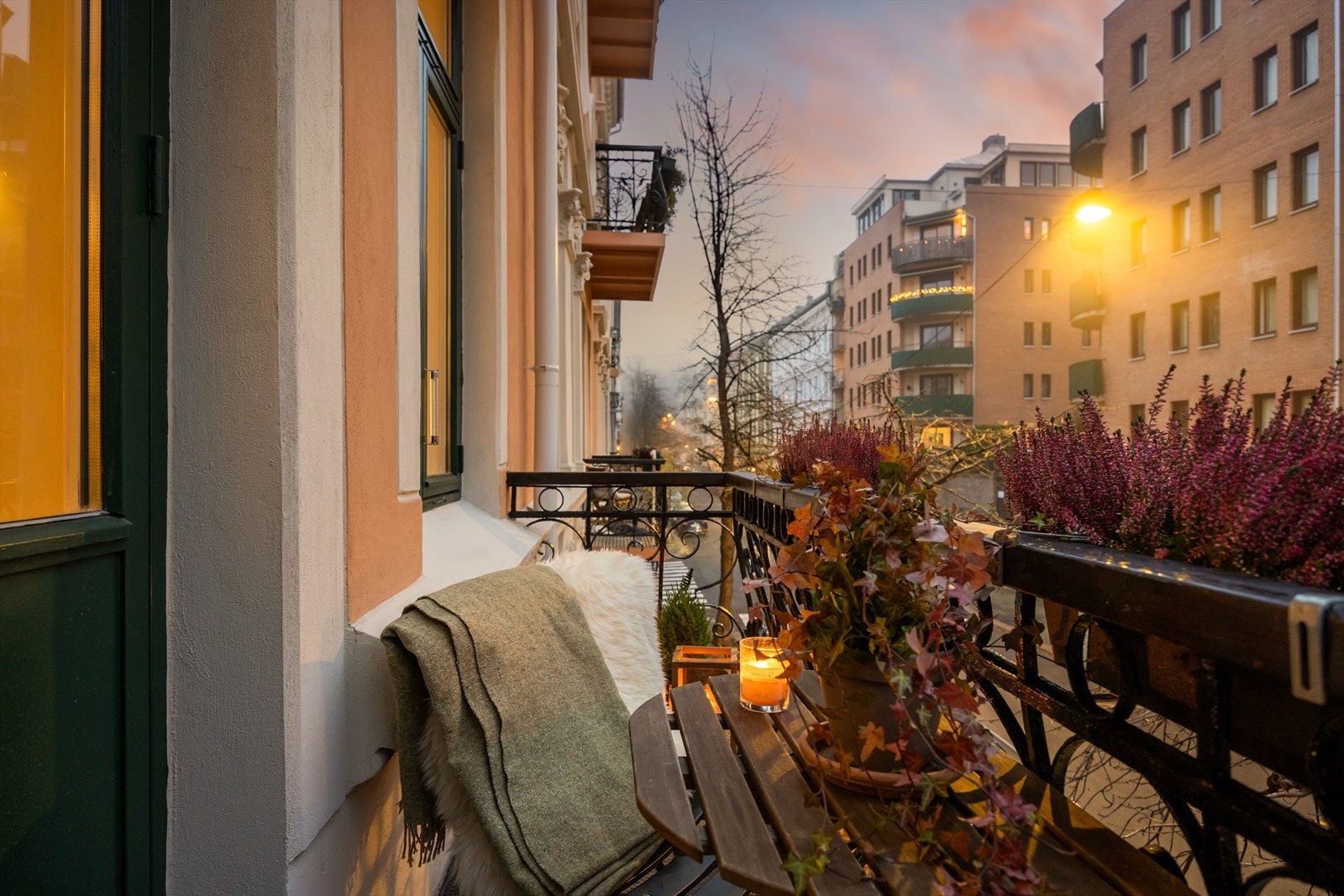 Balkongen vender ut mot Frydenlundsgata, en rolig og hyggelig gate med lite gjennomfart. Galleribilde